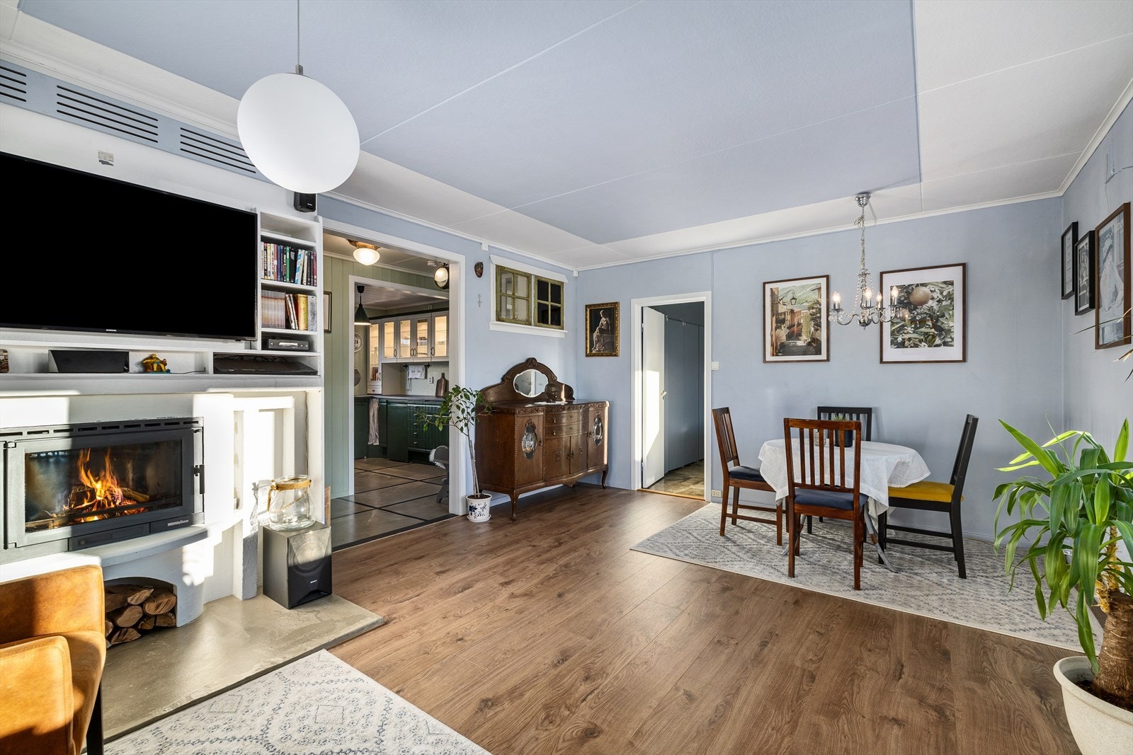 Velkommen til Hovland Alle 2! Fra veranda er det tilgang til stor hage. Pent oppusset stue de siste to år. Galleribilde