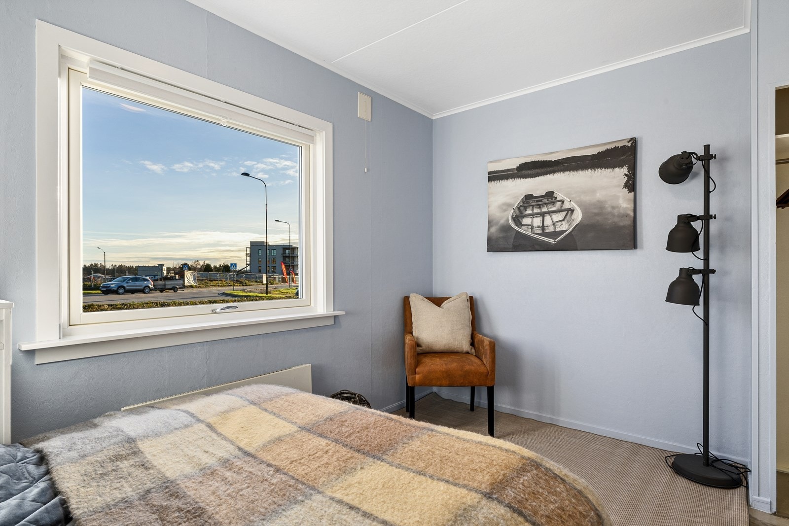 Soverom 2 har to plassbygde skap fra gulv til tak, bak dør til rommet er det "henger-skap" Galleribilde