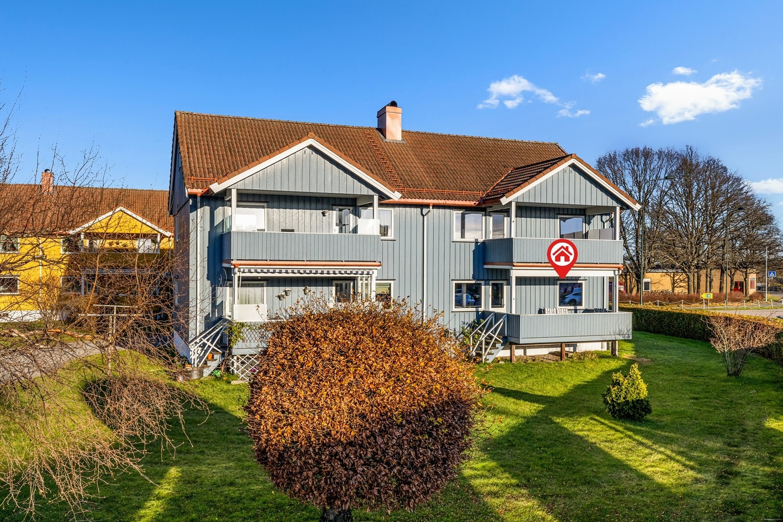 Balkong har trapp til felles hage. Gode solforhold. Galleribilde