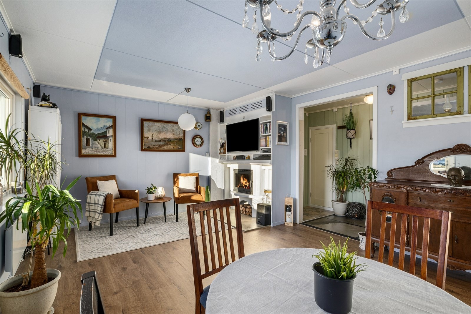 I stuen nytt ildsted med omramming fra gulv til tak. TV følger ikke Galleribilde