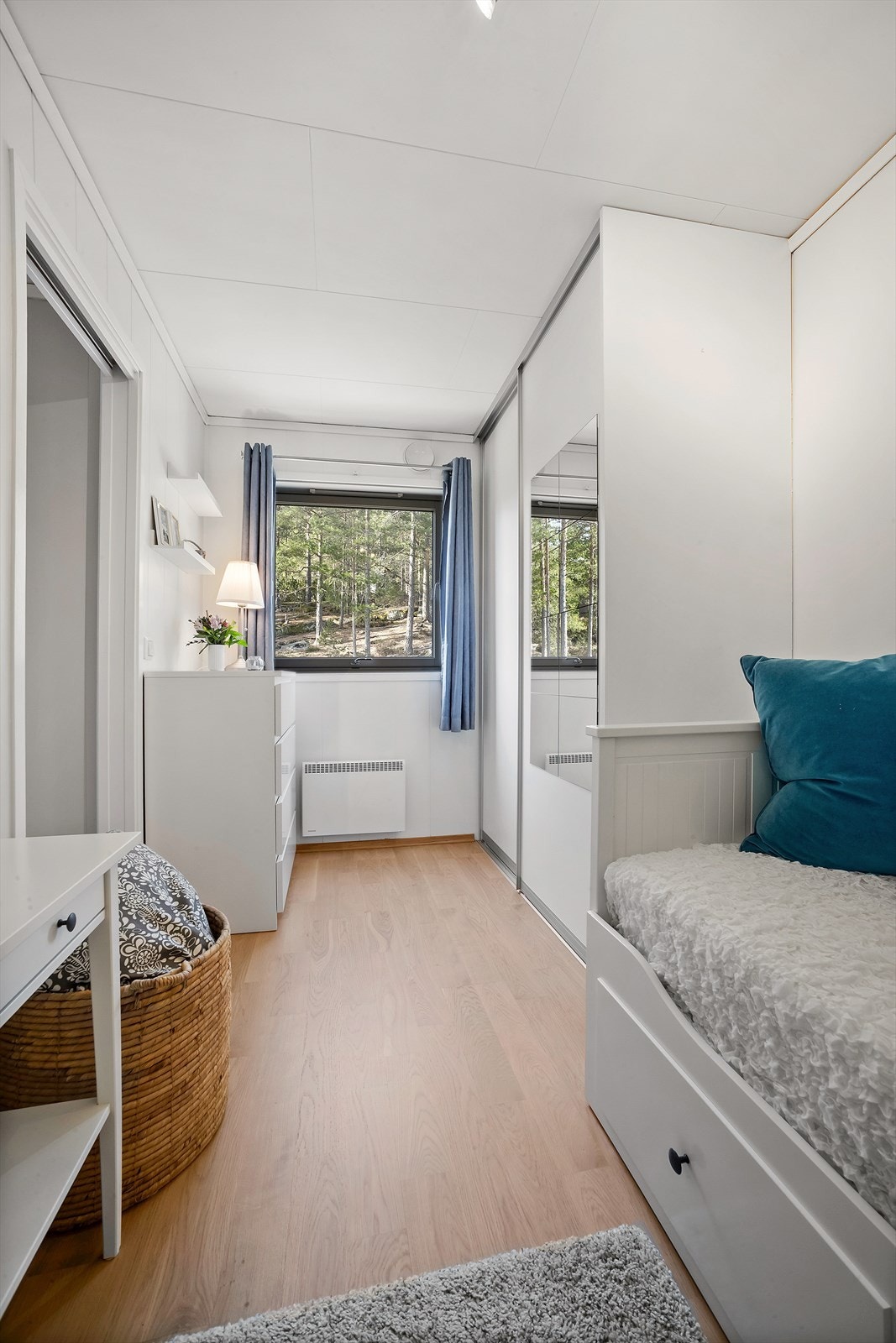 Et soverom har skyvedørsgarderobe Galleribilde