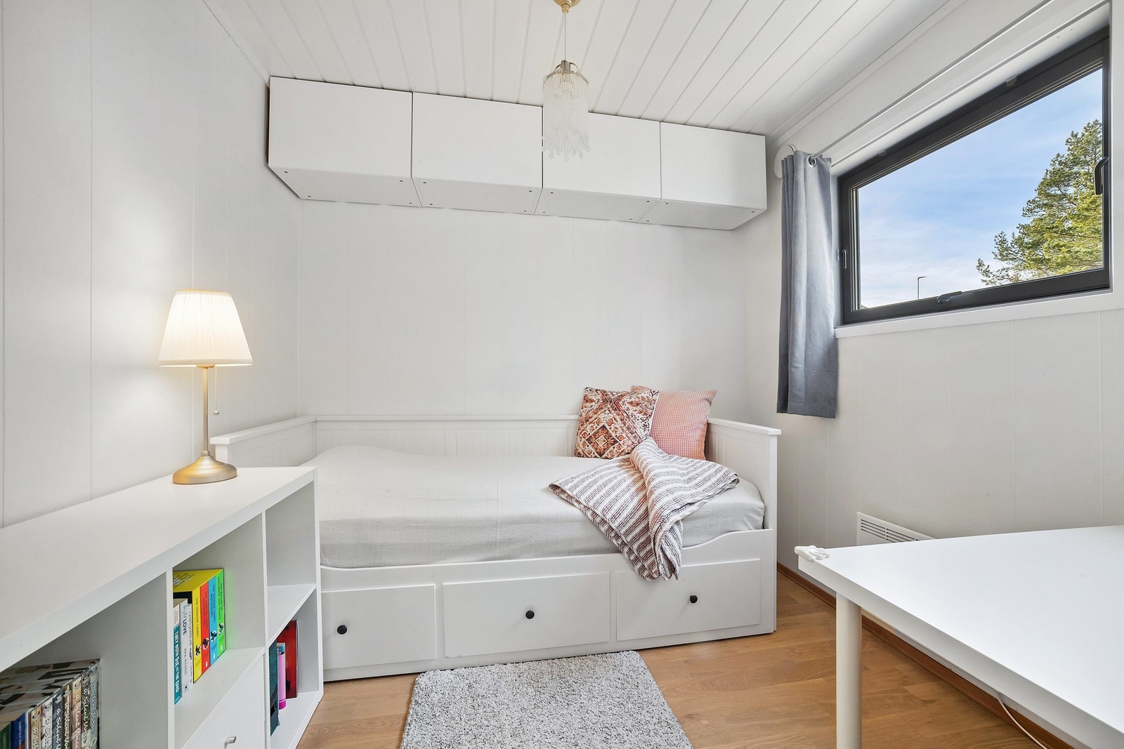 Soverom 2 har hyller montert oppunder taket Galleribilde