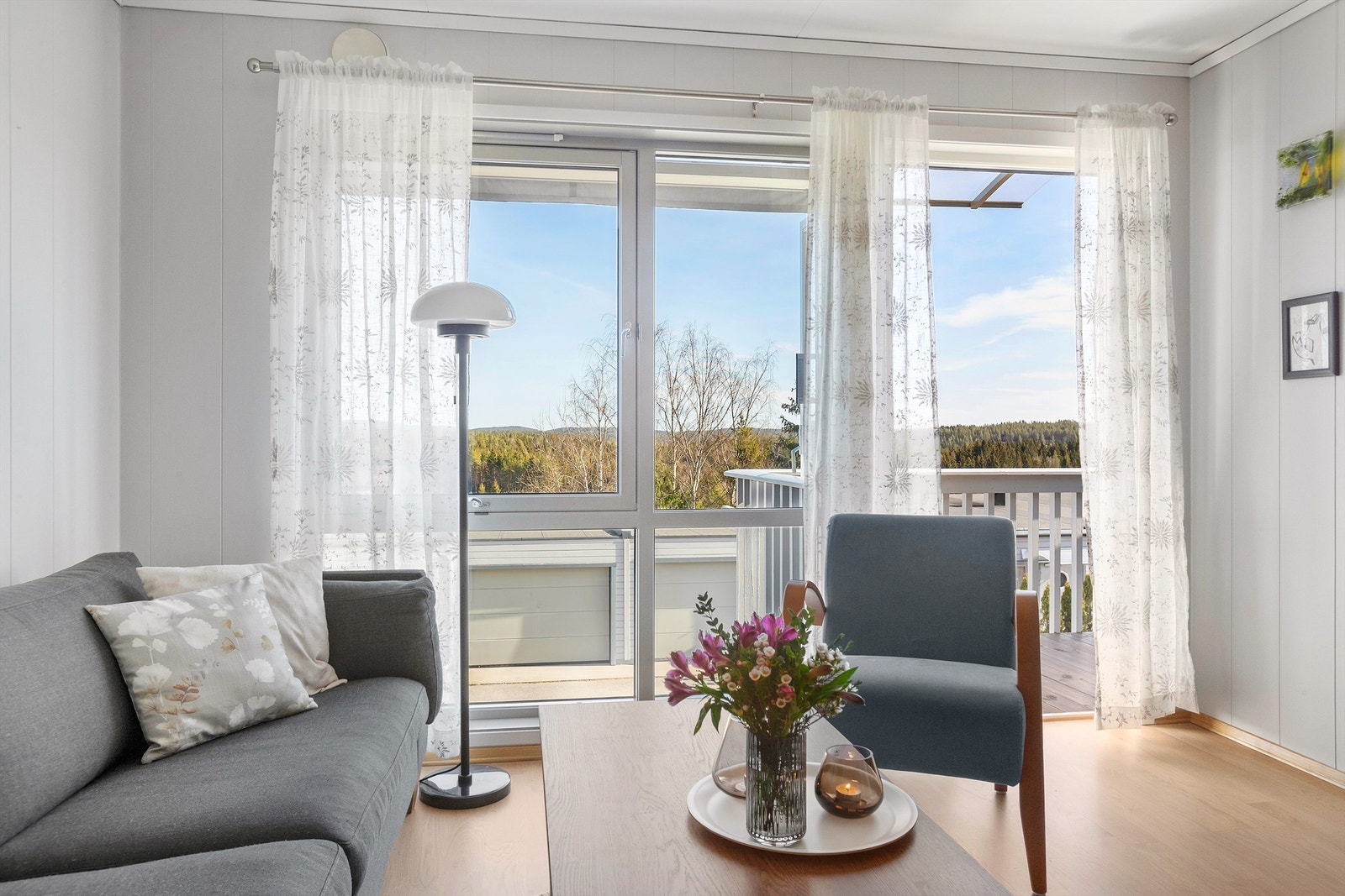 Store vindusflater gir rommet rikelig med naturlig lys Galleribilde