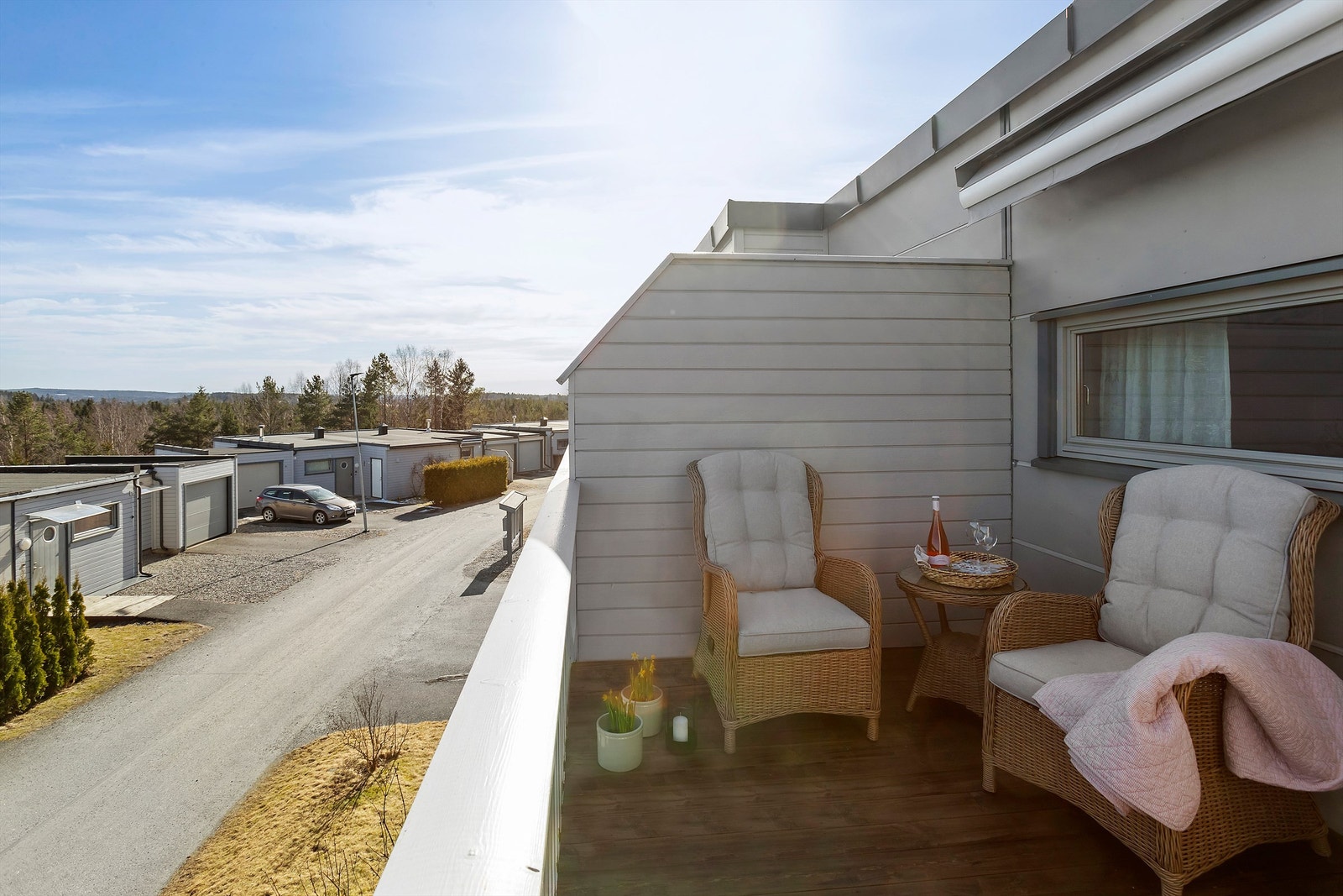 Utgang fra stue til østvendt veranda på ca. 8 kvm. Galleribilde
