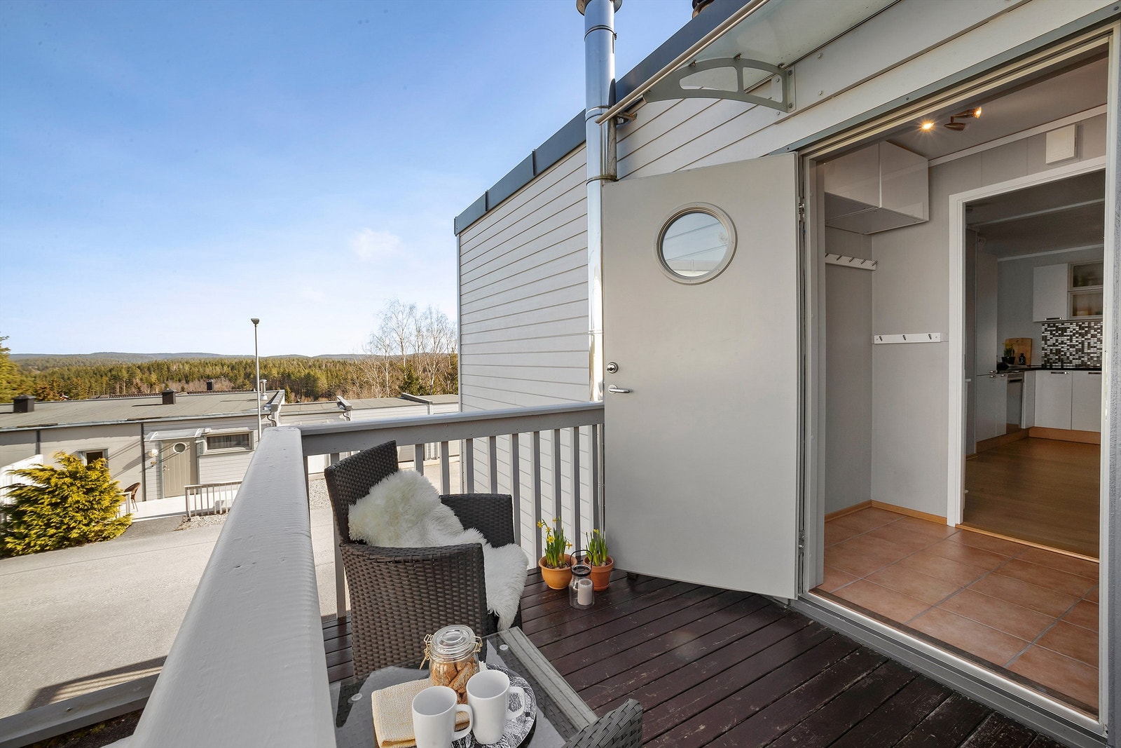 I tilknytning til inngangspartiet er det en hyggelig veranda på ca. 6 kvm. Galleribilde