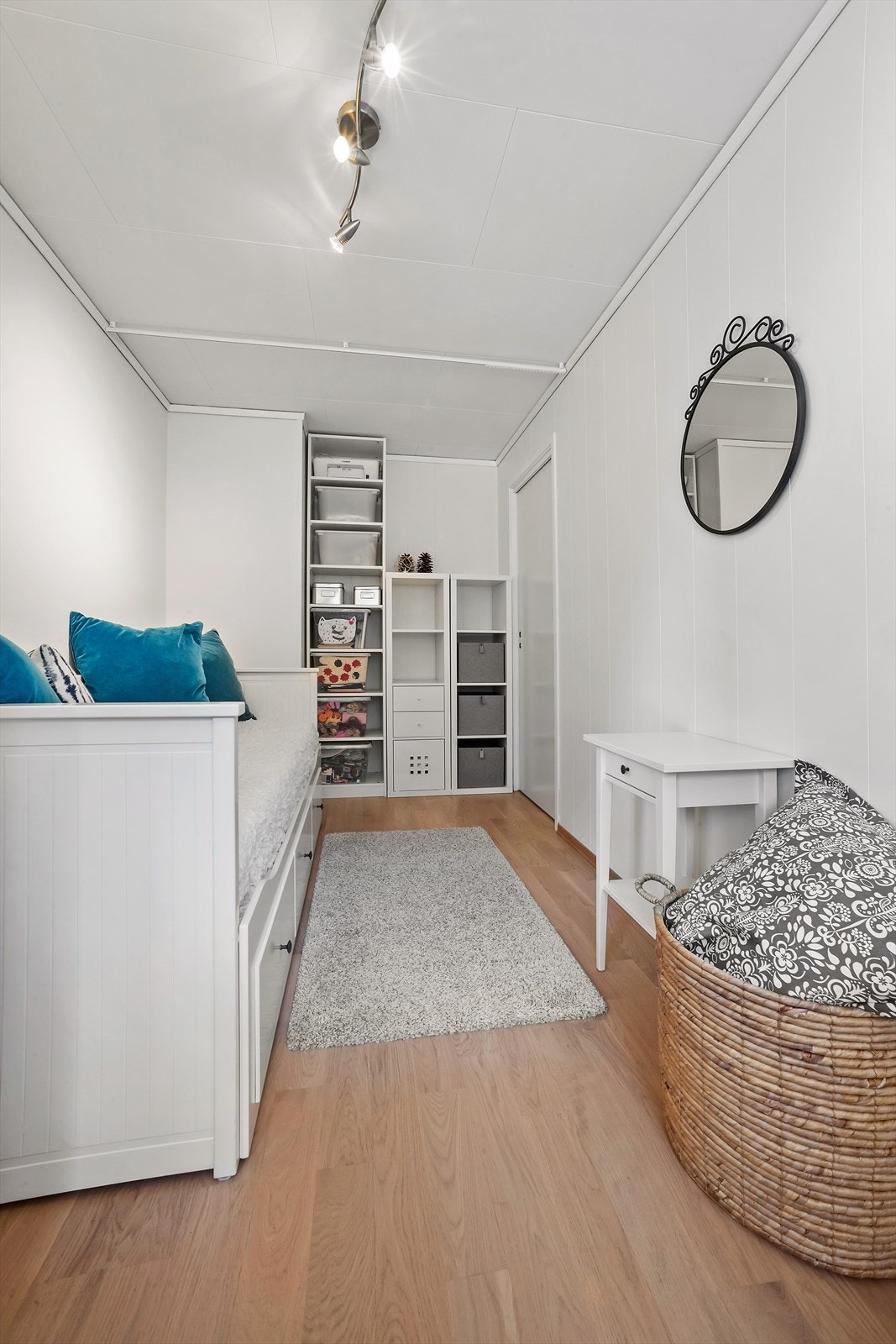 Soverommene kan innredes med seng, nattbord, kommode og skrivebord Galleribilde