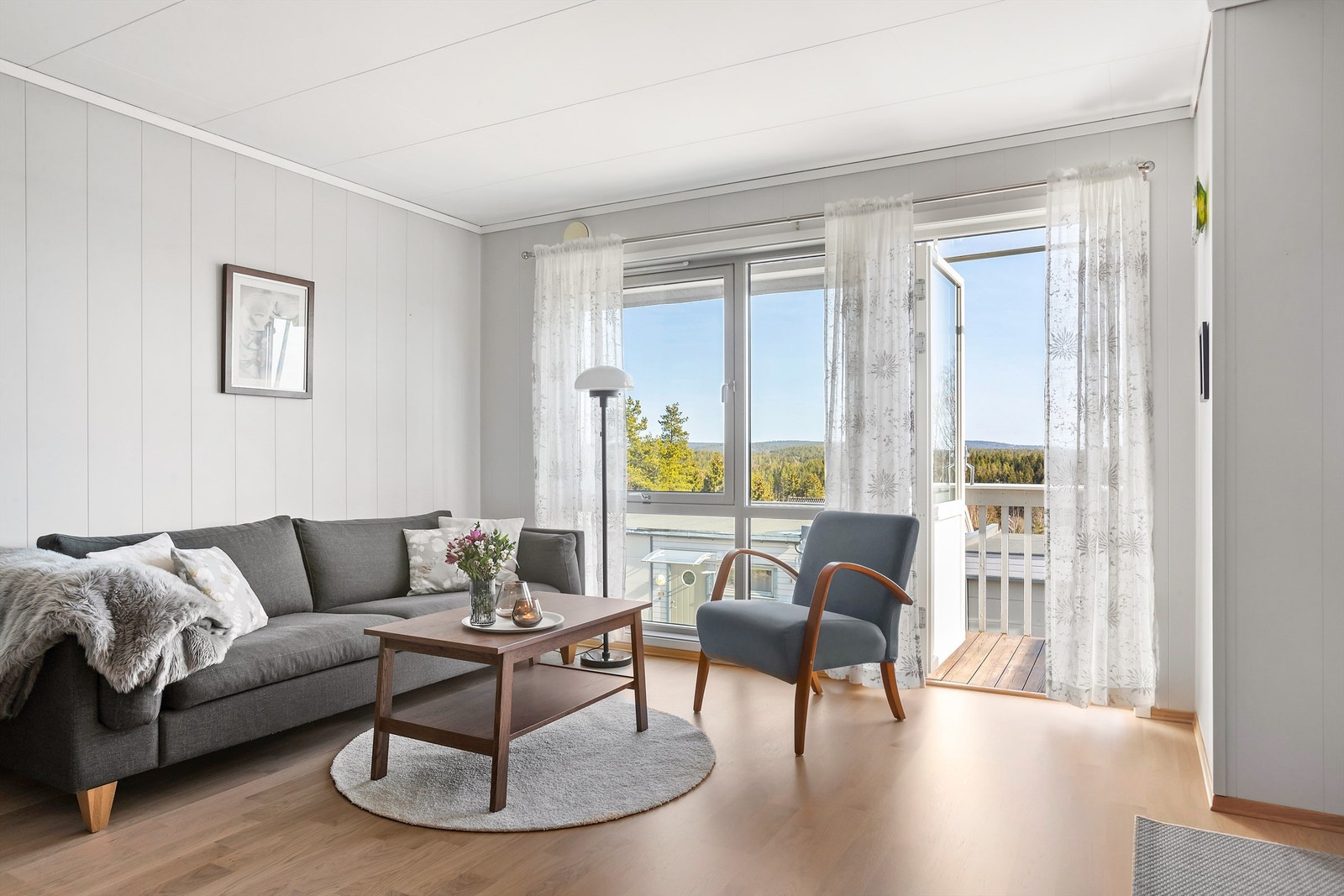 I stuen er det plass til sofa, bord, TV og tilhørende møblement Galleribilde