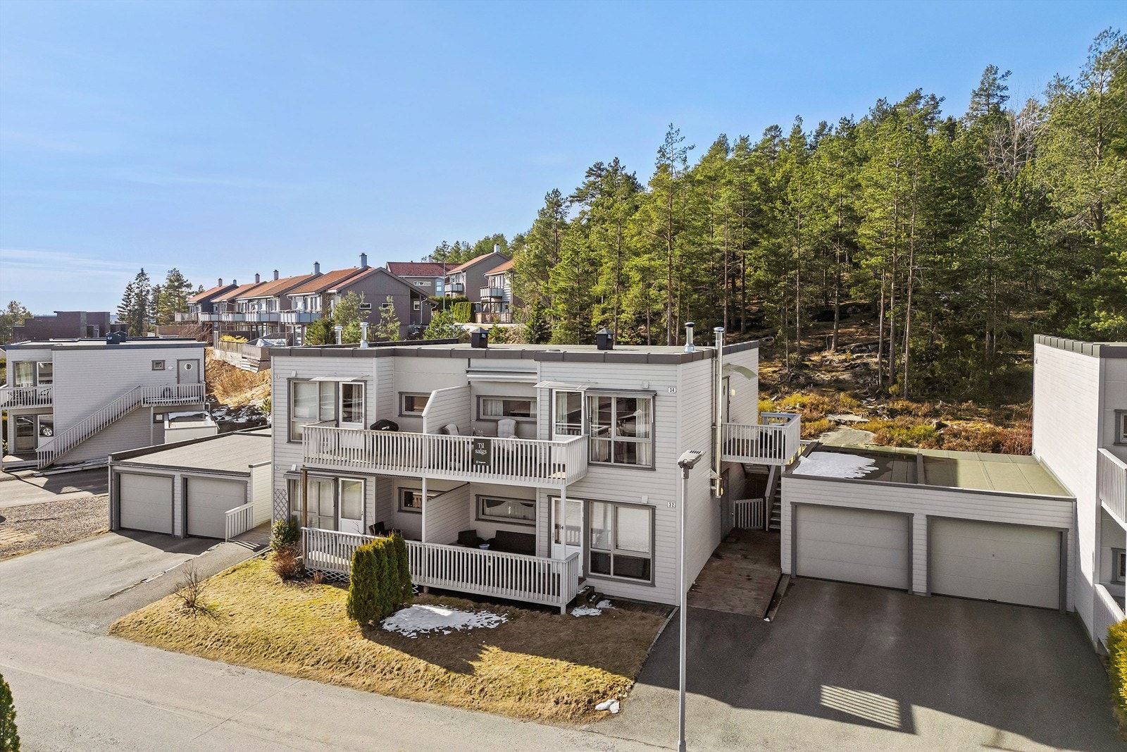 Leiligheten disponerer en garasjeplass i felles dobbeltgarasje, med elektrisk leddport Galleribilde