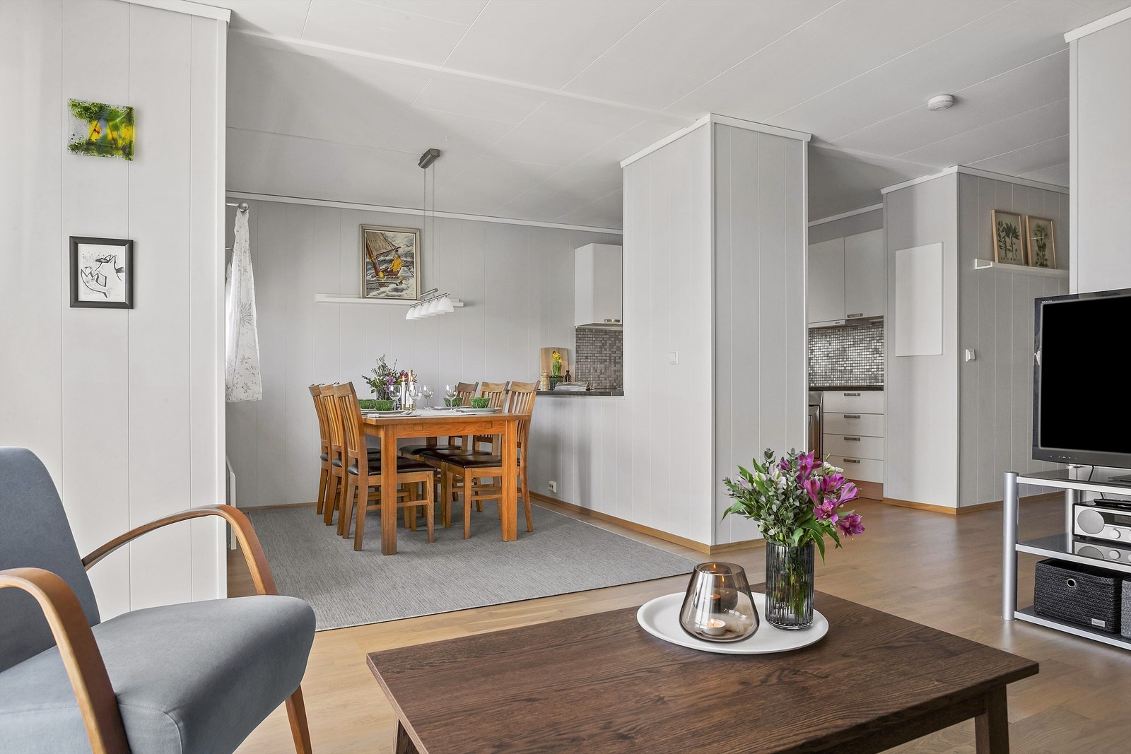 Vegger er av malte, slette flater, samt malt panel og himlinger er av tak-ess-plater Galleribilde