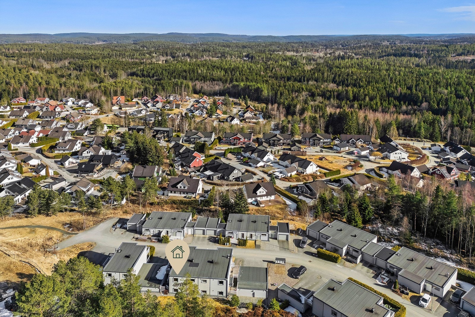 Kort vei til Bøleråsen Senter med Kiwi, treningssenter, frisør, legesenter og restaurant Galleribilde