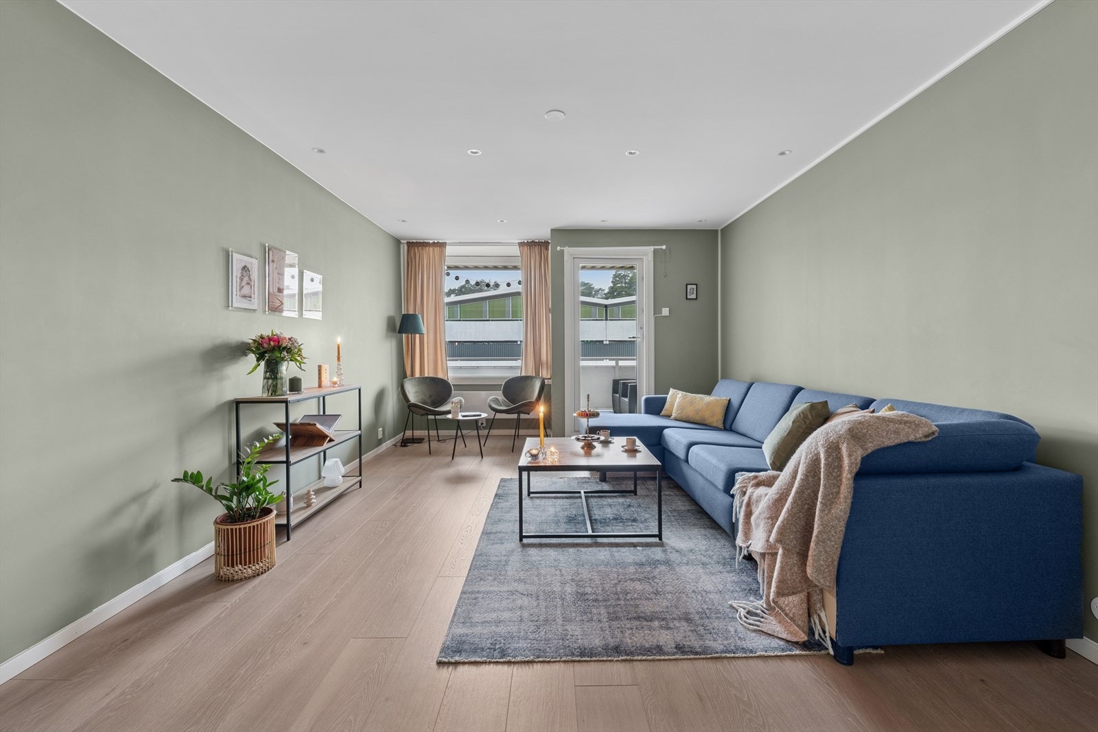 Stuen er svært romslig og har en lys og innbydende atmosfære. Galleribilde