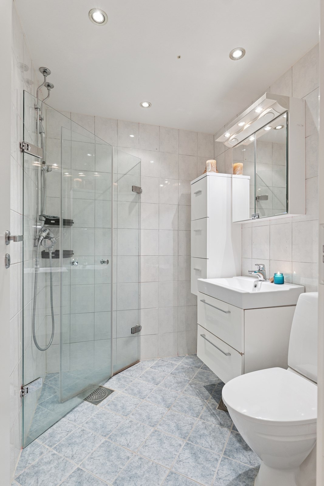 Baderommet har flissatte vegger og et flislagt gulv med behagelig gulvvarme. Galleribilde