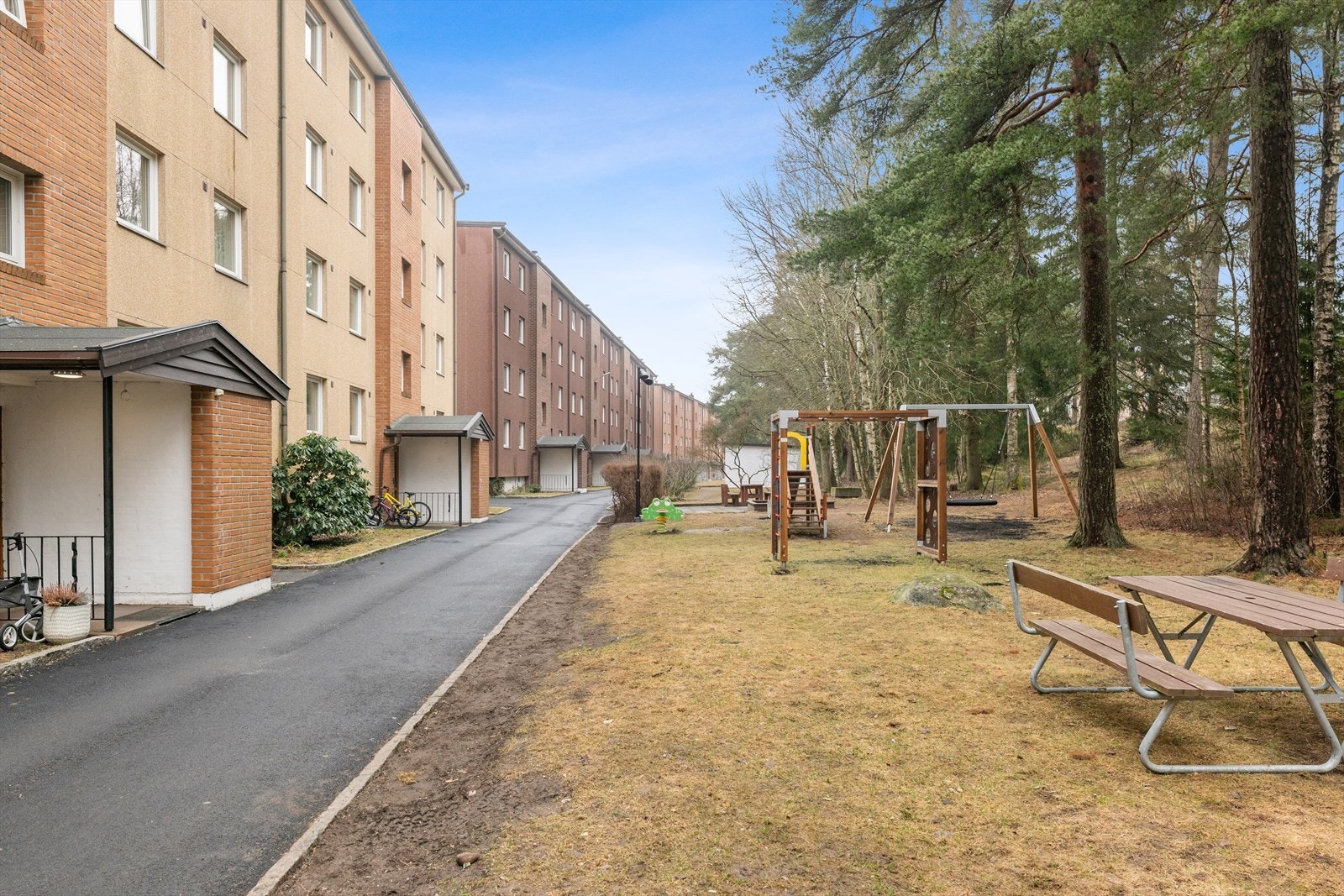 Leiligheten har en tilbaketrukket plassering i en rolig gate innenfor et veletablert boligområde. Galleribilde