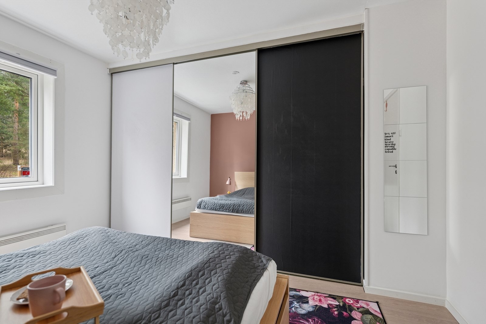 Rommet er utstyrt med skyvedørsgarderobe som gir gode oppbevaringsmuligheter. Galleribilde