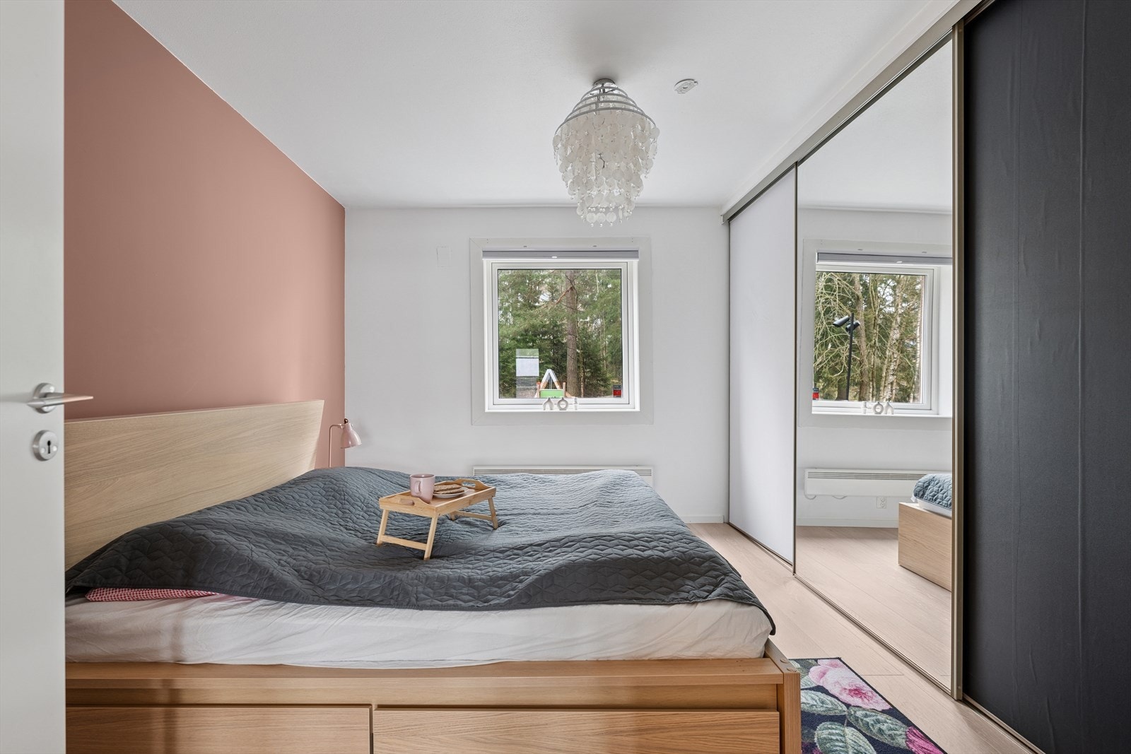 Hovedsoverommet, som har inngang fra stuen har god plass til dobbeltseng, nattbord og kommode. Galleribilde