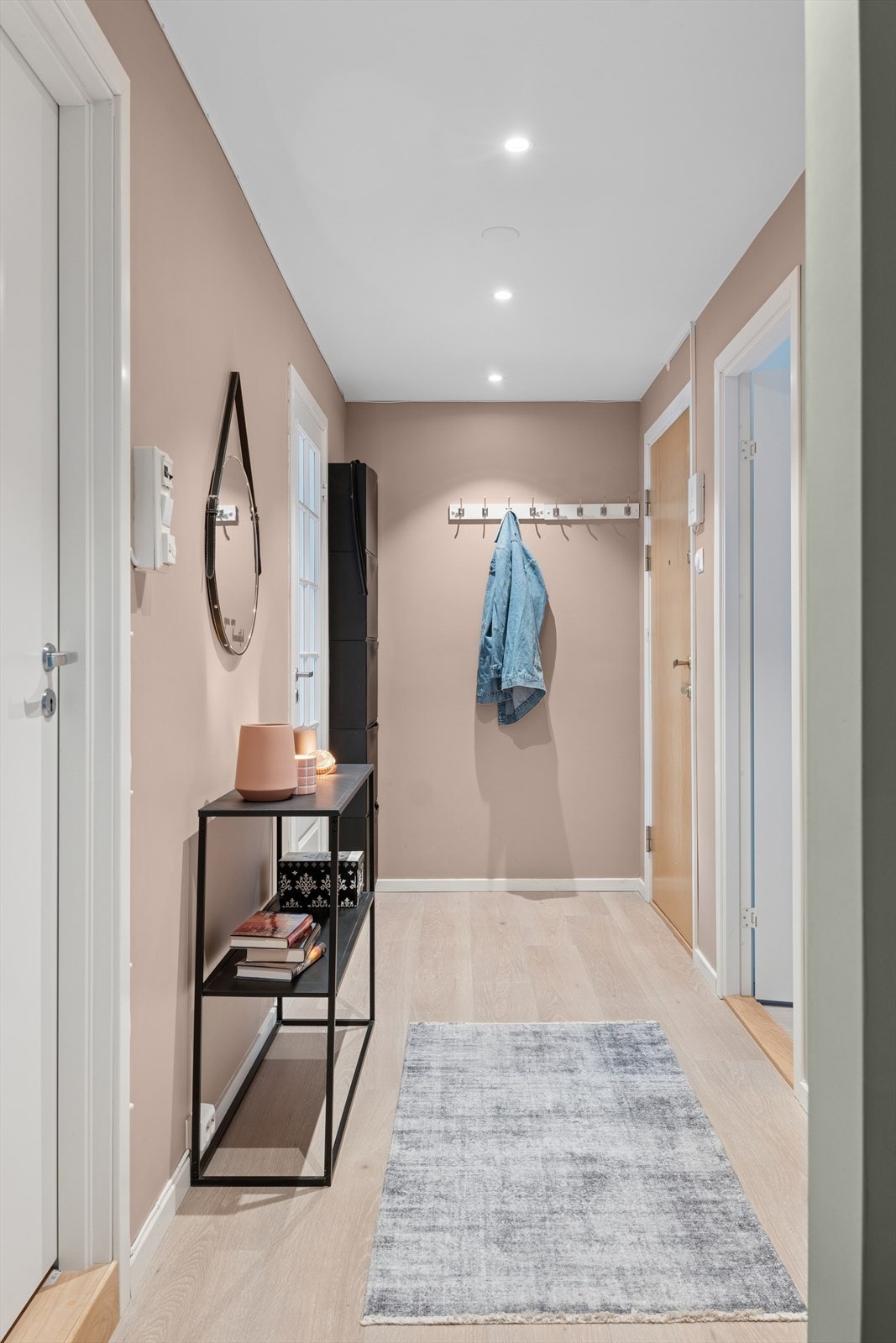 Entrén har god plass til oppbevaring, og gir et ryddig og innbydende førsteinntrykk. Galleribilde