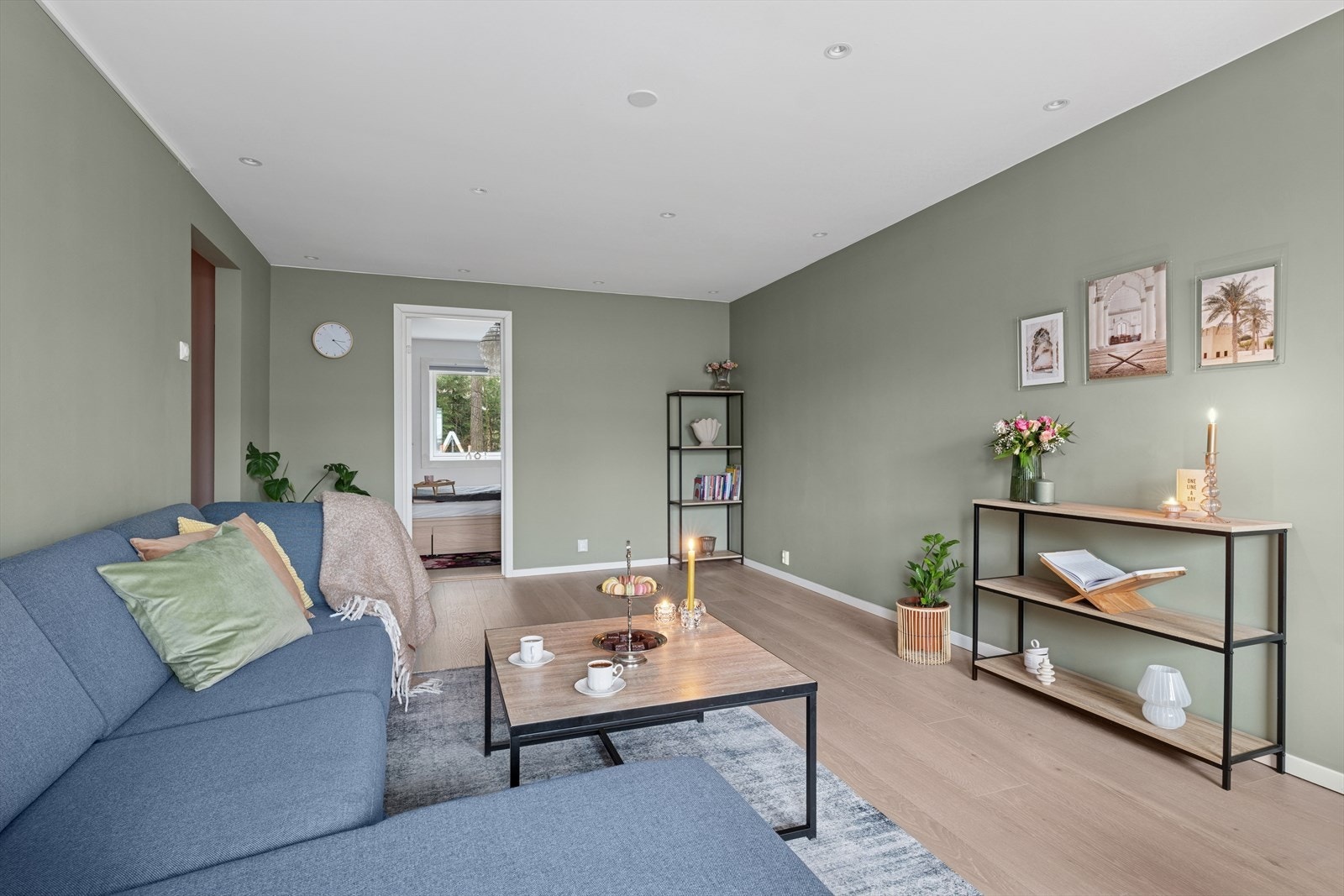 Her er det plass til både en stor sofagruppe og spisebord! Galleribilde