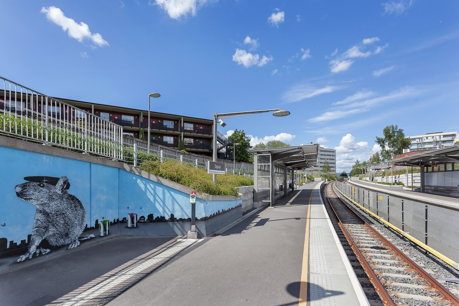 T-banen er heller ikke langt unna og vil ta deg til sentrum på ca et kvarter. Galleribilde