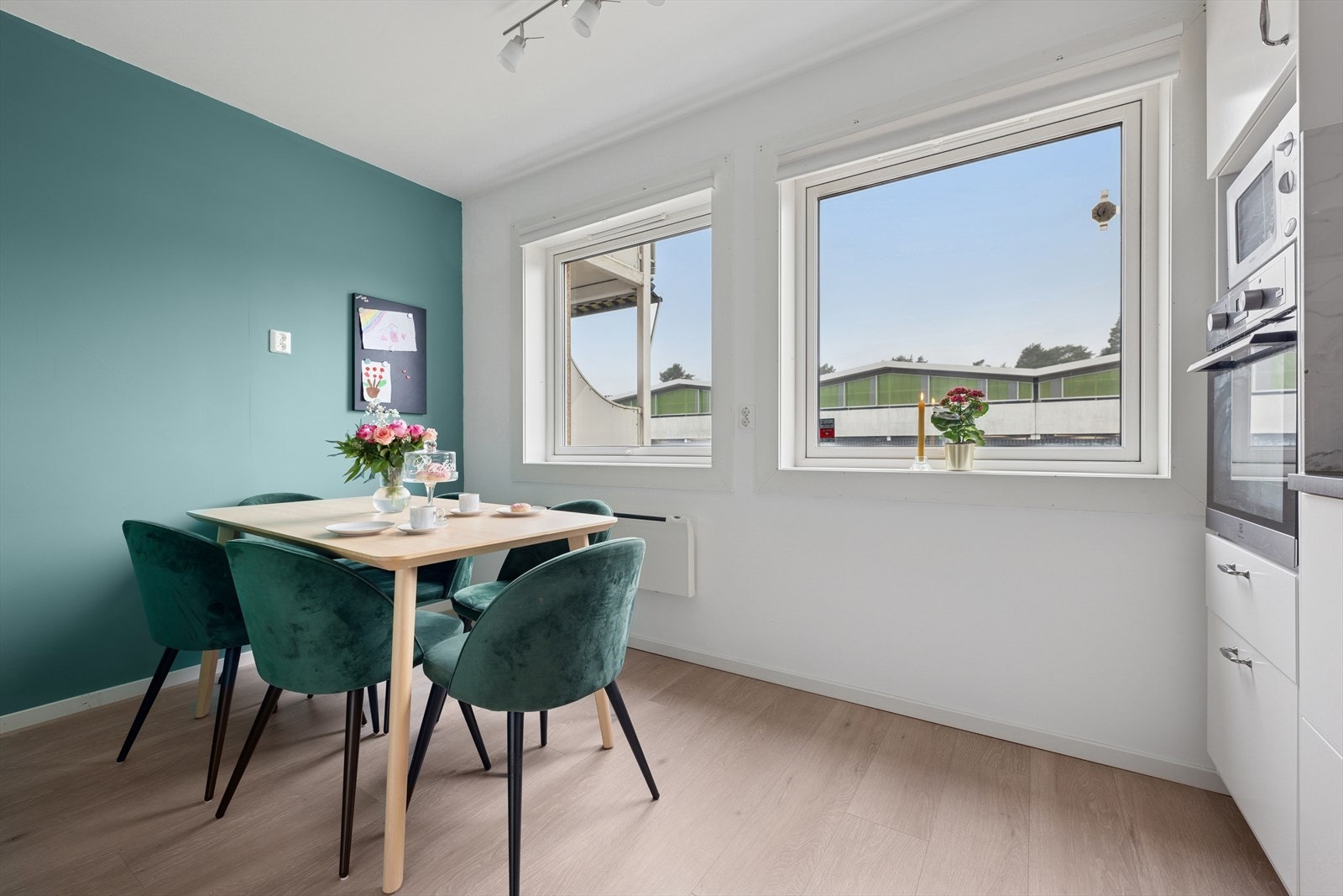 Kjøkkenet er romslig og har plass til et spisebord. Galleribilde