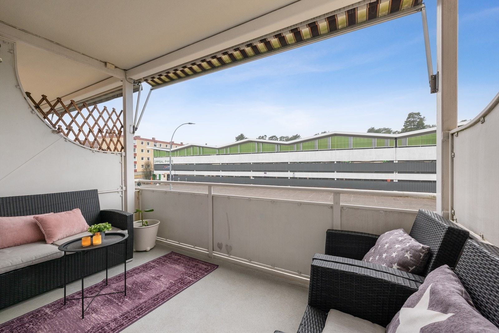 Fra stuen er det utgang til en romslig vestvendt balkong. Galleribilde