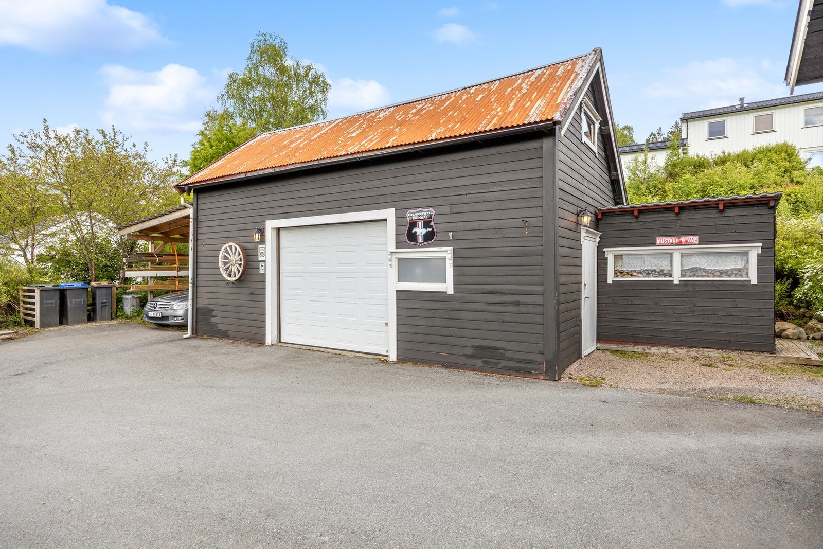 Asfaltert gårdsplass og romslig garasje Galleribilde