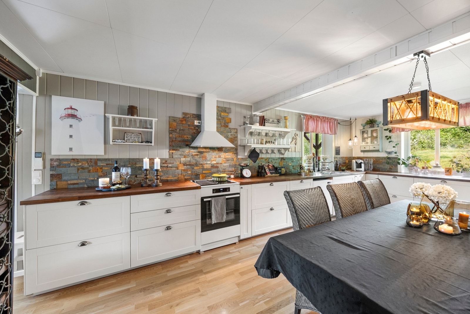 Romslig kjøkken på 21,5 kvm! Galleribilde