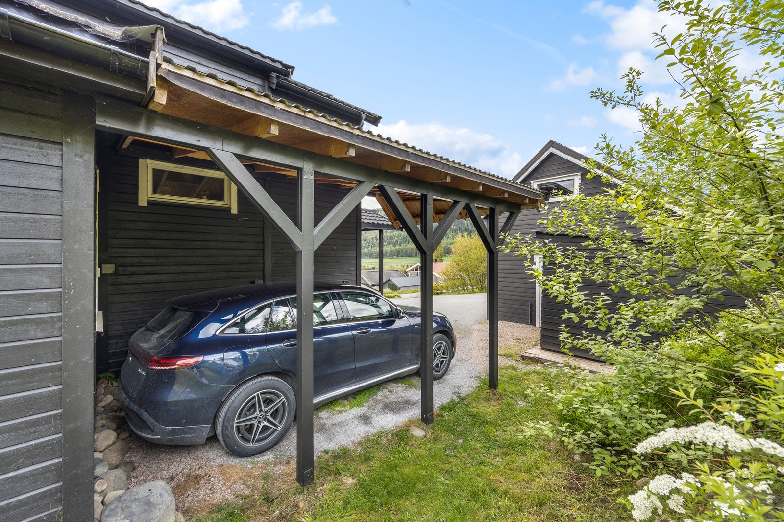 Elbillader i carport montert i 2021 Galleribilde