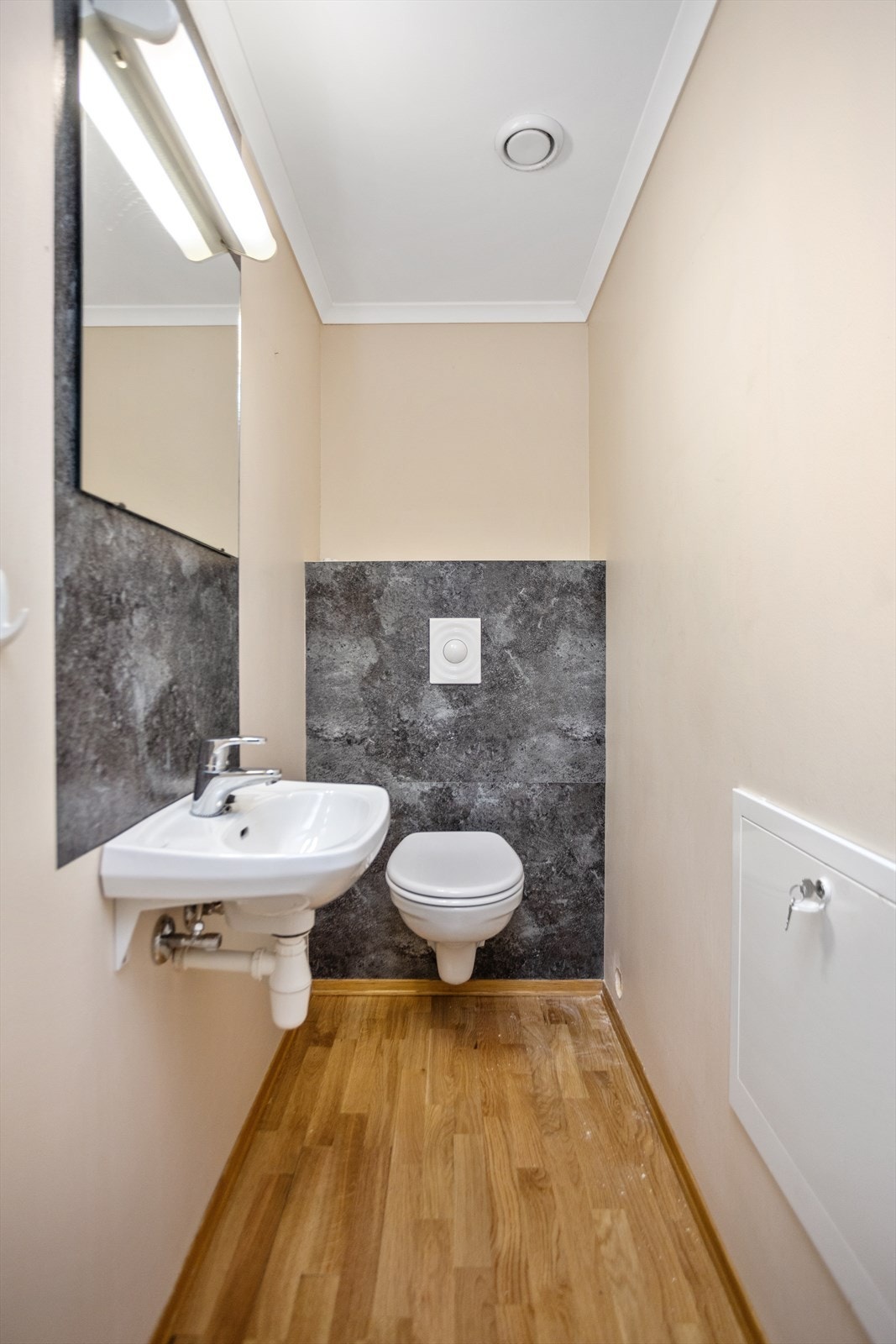 I tillegg til badet har leiligheten et separat toalettrom. Galleribilde