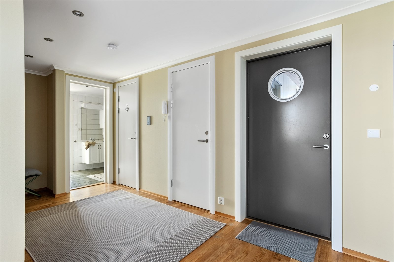 Badet har adkomst via gang og soverom. Galleribilde