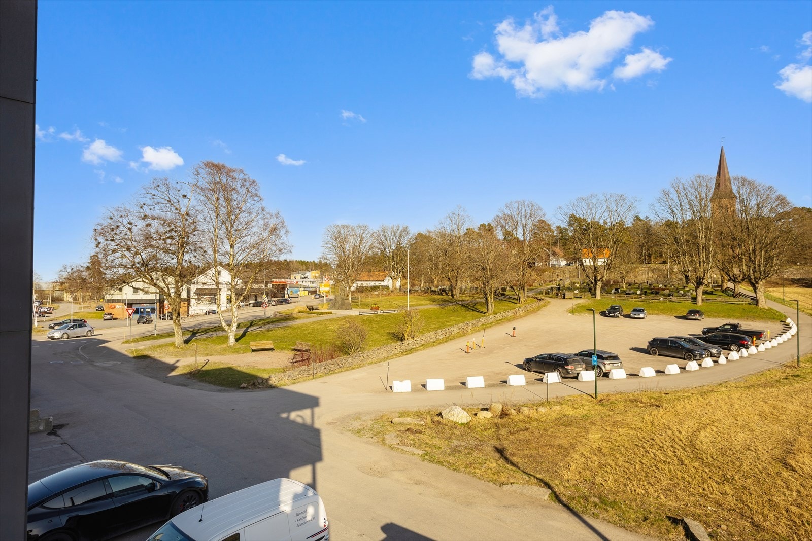 Kort avstand til jernbanestasjonen med god offentlig kommunikasjon til Tønsberg/Oslo. Galleribilde
