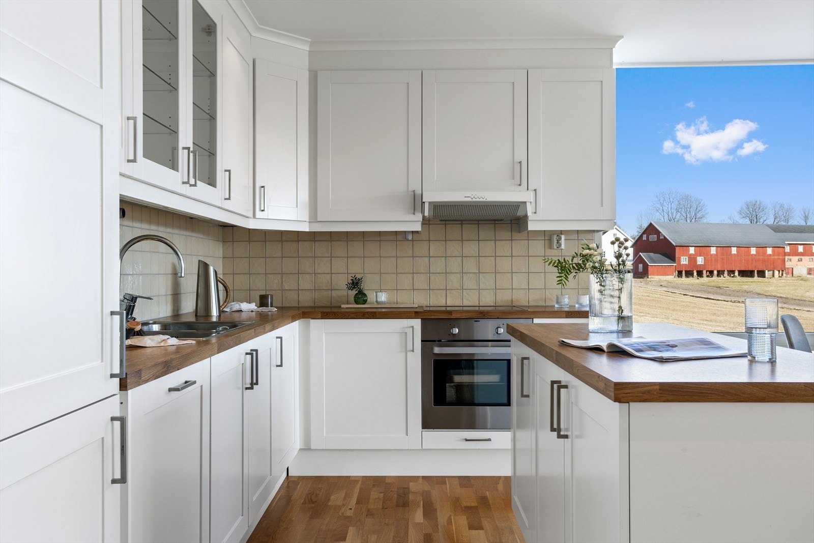 Kjøkkeninnredningen har profilerte fronter og laminat benkeplate. Galleribilde
