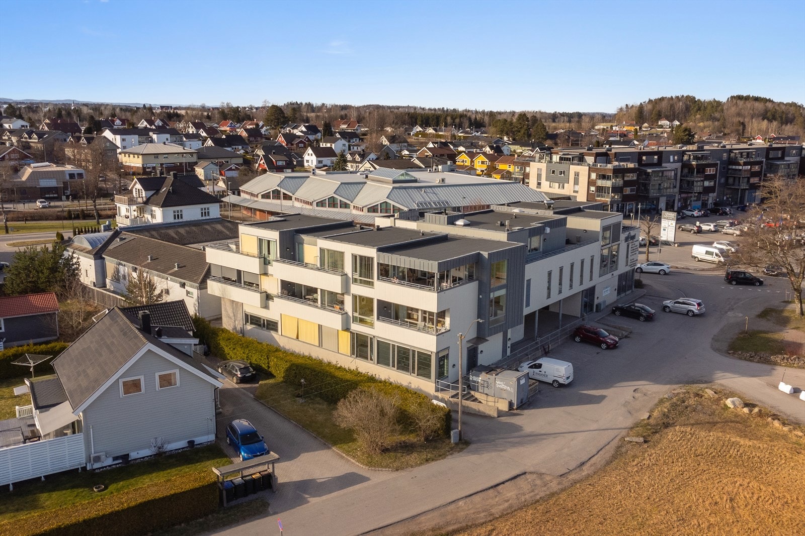 Leiligheten ligger meget sentral beliggenhet i Stokke sentrum med kort gangavstand til dagligvareforretningene Kiwi, Rema 1000 og Meny, vinmonopol, forretninger, kafeer og andre sentrumsfunksjoner i Stokke sentrum. Galleribilde