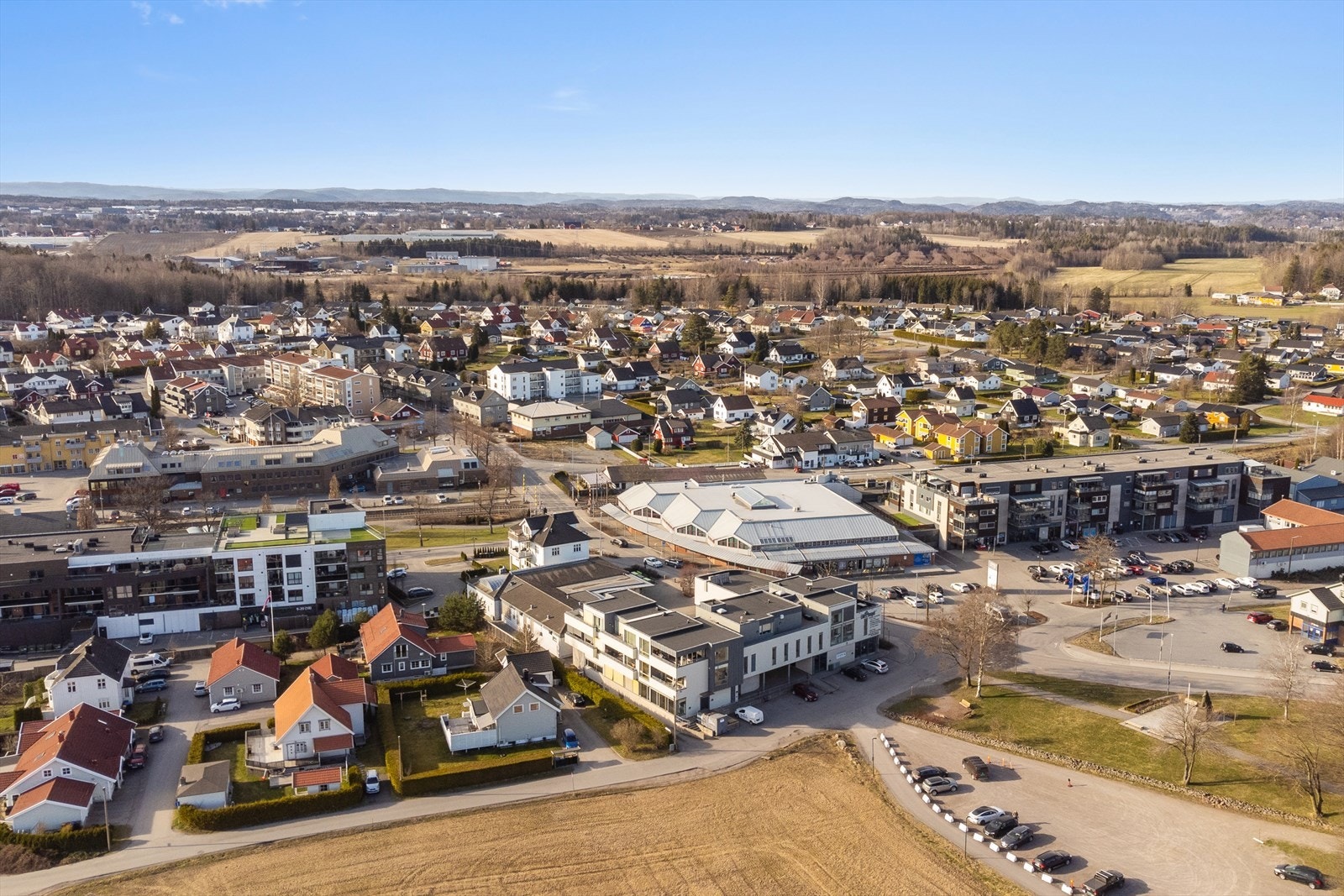 Her bor du med skoler, barnehager, lekeplass, fotballbane, idretts- og svømmehall i gangavstand. Galleribilde