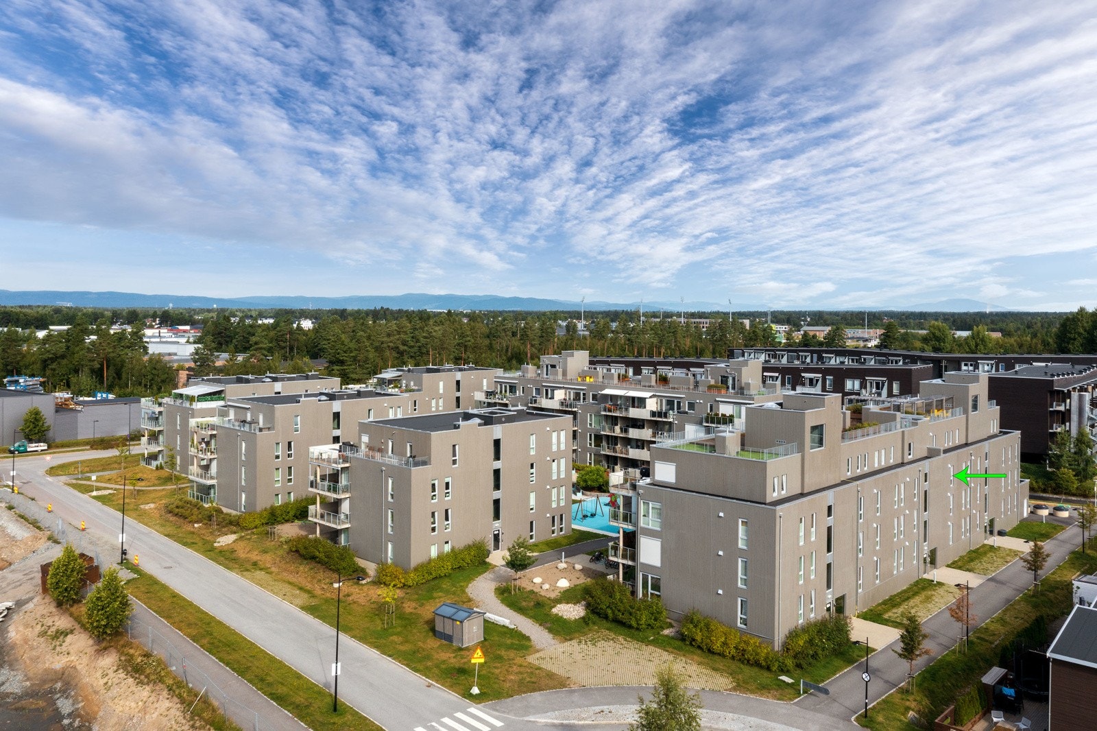 Tomten er pent opparbeidet med gressplen, beplantning, asfalterte internveier, sittegrupper og lekeplass. Galleribilde