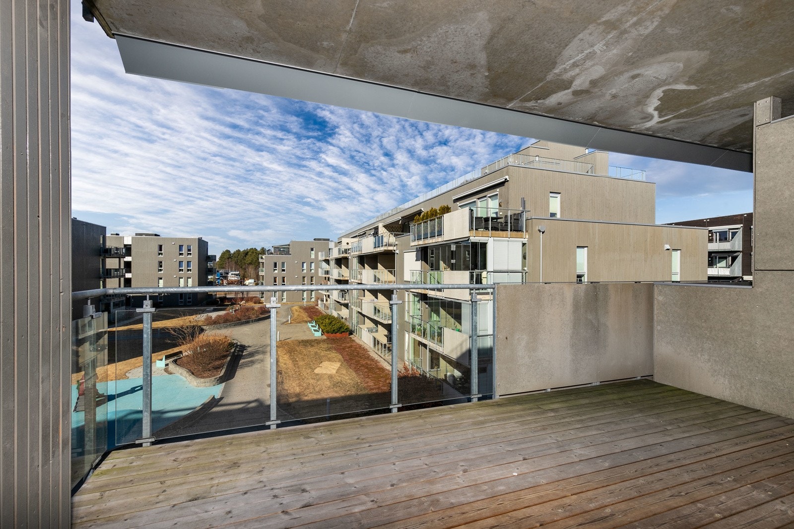 Fra stuen er det utgang til en nordvestvendt balkong på ca. 15 kvm hvor man kan nyte later dager og sene kvelder i hyggelige omgivelser. Galleribilde