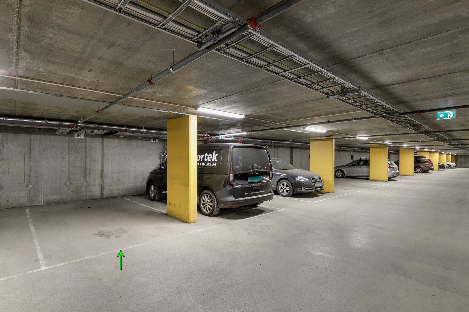 Det medfølger en fast garasjeplass i felles oppvarmet garasjeanlegg i kjeller (plass nr. 89). Galleribilde