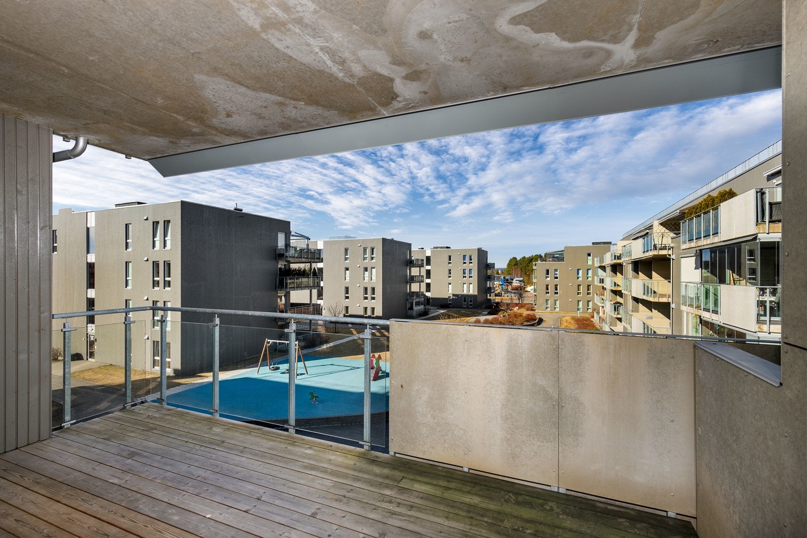 Terrassebord på dekke og rekkverk i metallkonstruksjon med glassfelt. Galleribilde