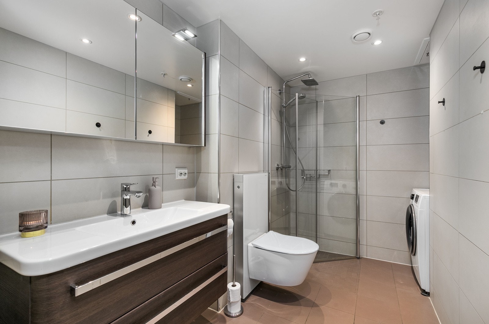 Badet er ifølge eier fra byggeår med flislagte overflater og varmekabler i gulvet. Galleribilde