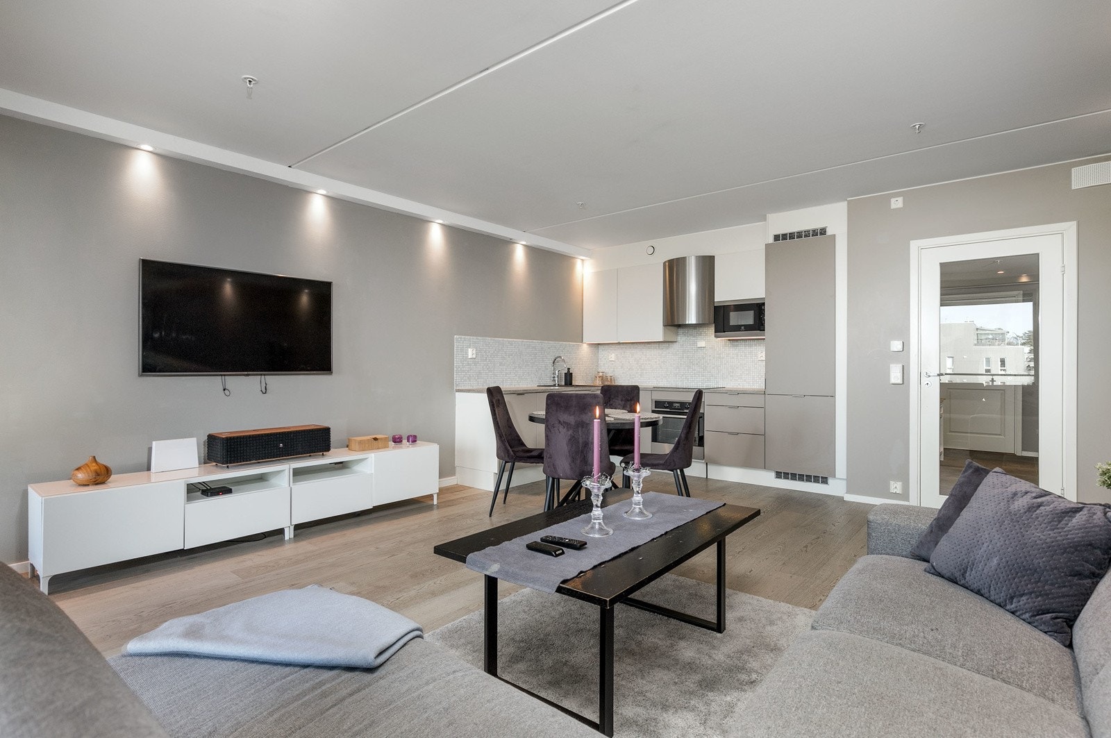 Det er fin avsatt plass til sofa og tilhørende møblement. Galleribilde