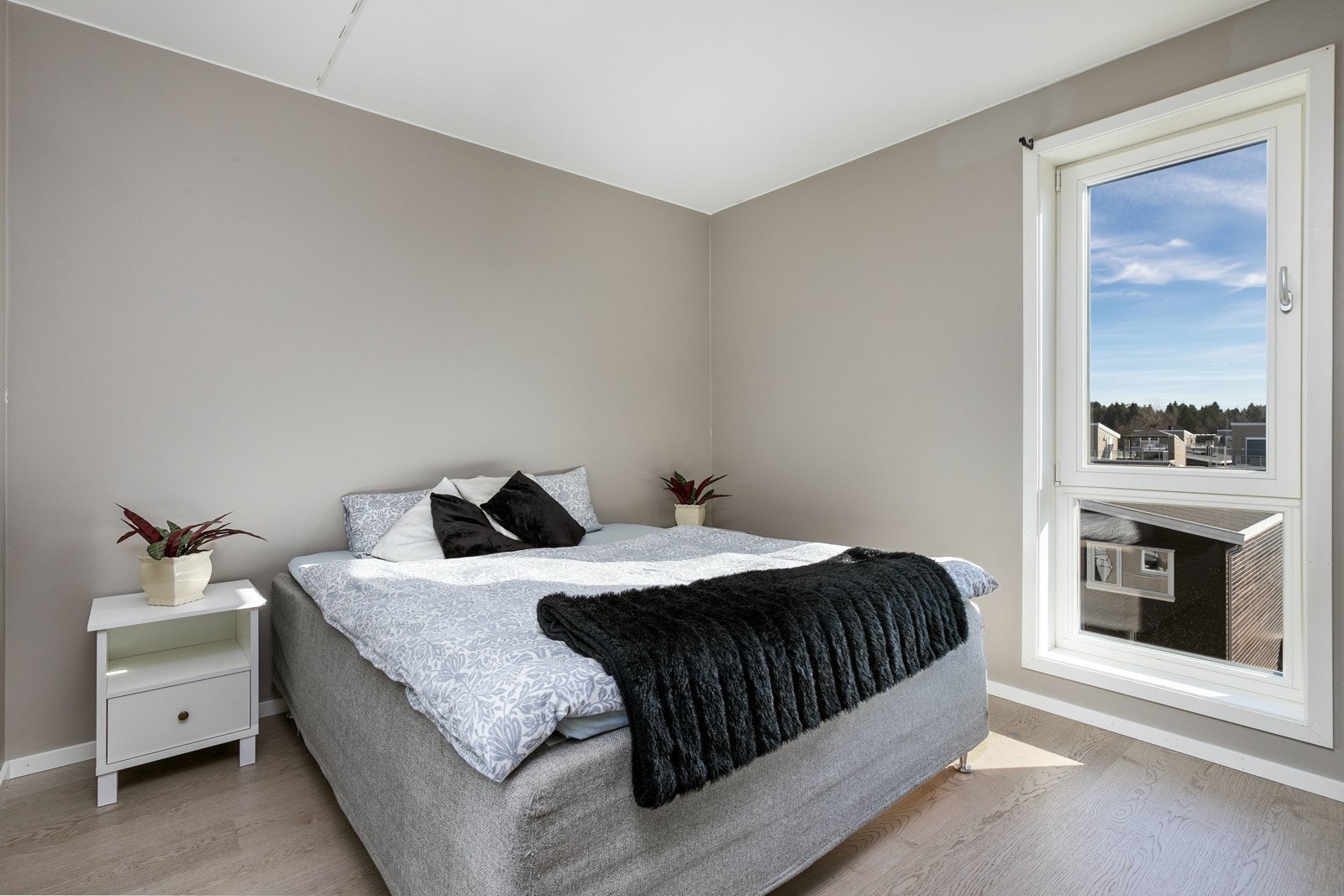 Leiligheten har et romslig og meget tiltalende soverom av samme gode kvalitet og standard som resten av leiligheten. Galleribilde