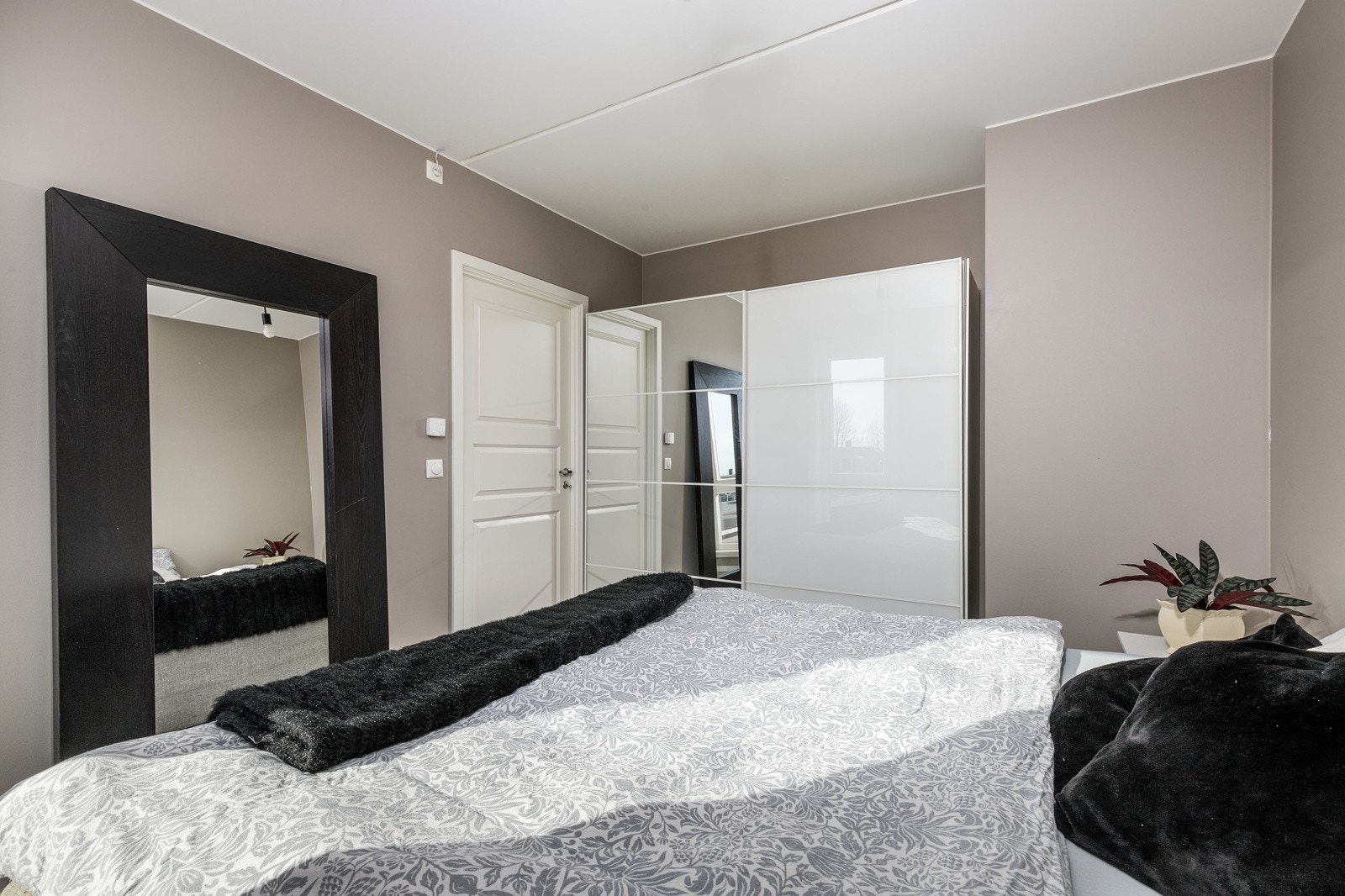Det er god avsatt plass til dobbeltseng med tilhørende nattbord på hver side. Galleribilde