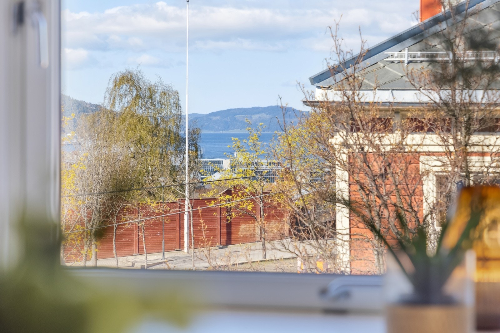 Fra kjøkken-vinduet har man utsikt helt ut til Trondheimsfjorden. Galleribilde