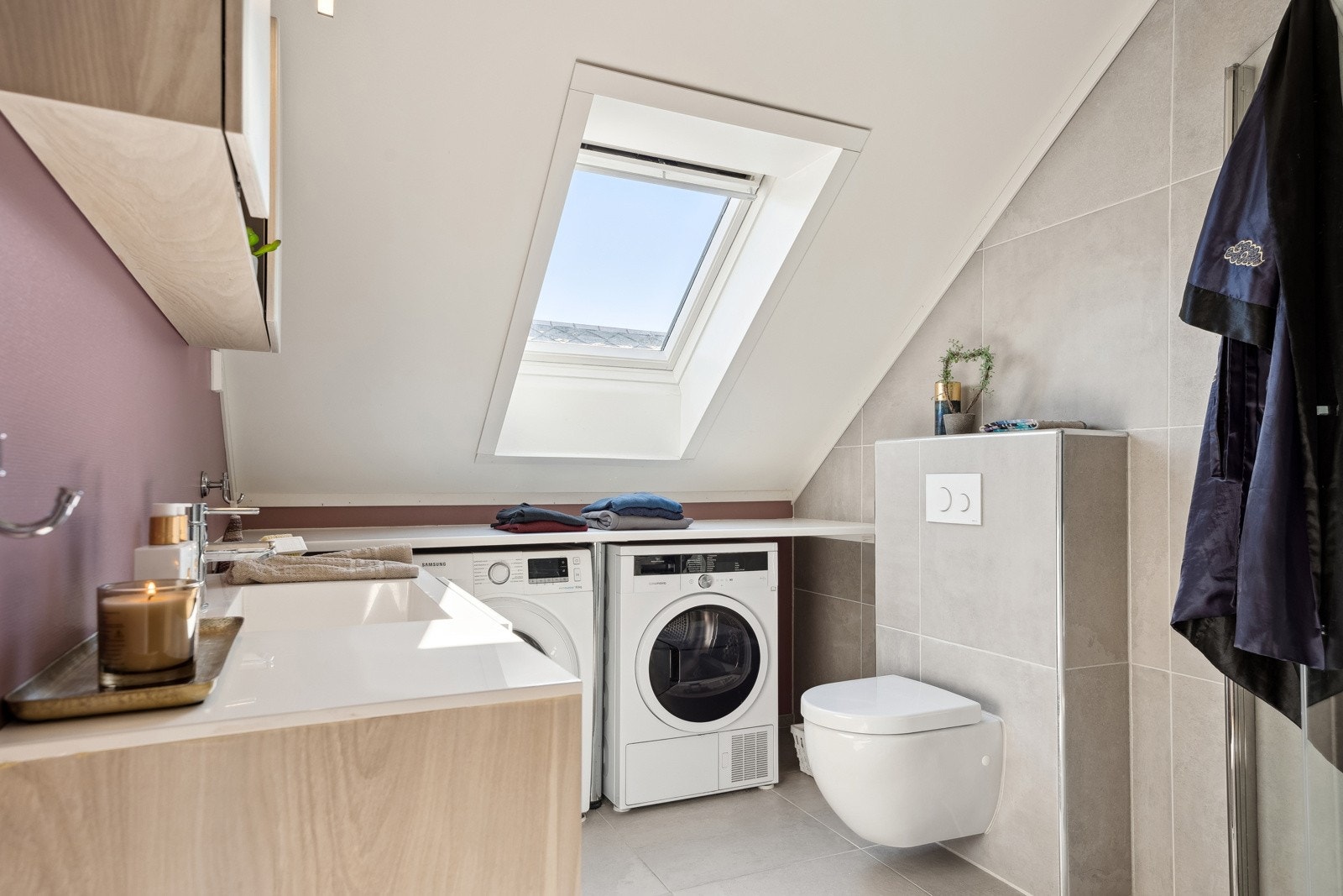 Badet har fliser på gulv med varme og en moderne innredning. Galleribilde