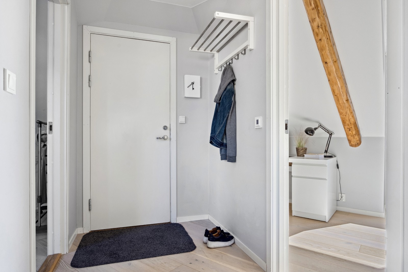 Velkommen inn! Via felles inngangsparti tar man trappen opp til 3. etasje (loftet) her har man plass til å sette ifra seg sko og henge opp ytterklær. Galleribilde