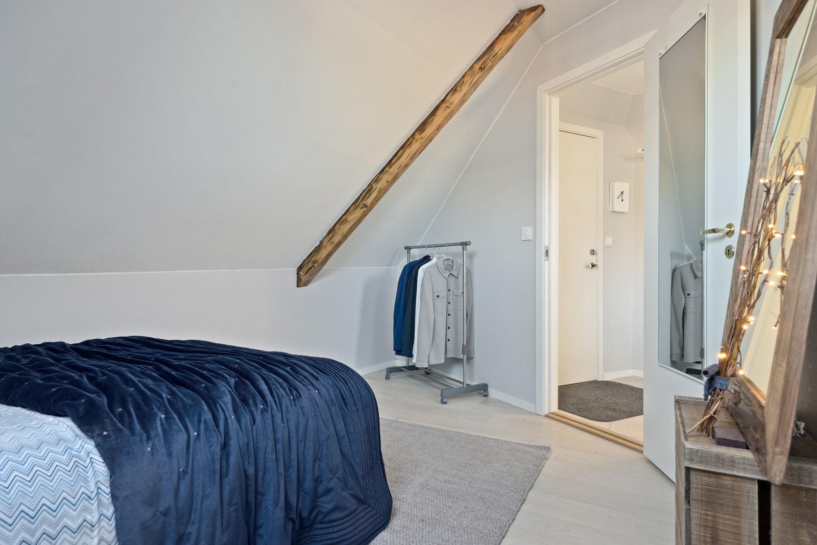 Plass til garderobe for oppbevaring av klær. Galleribilde