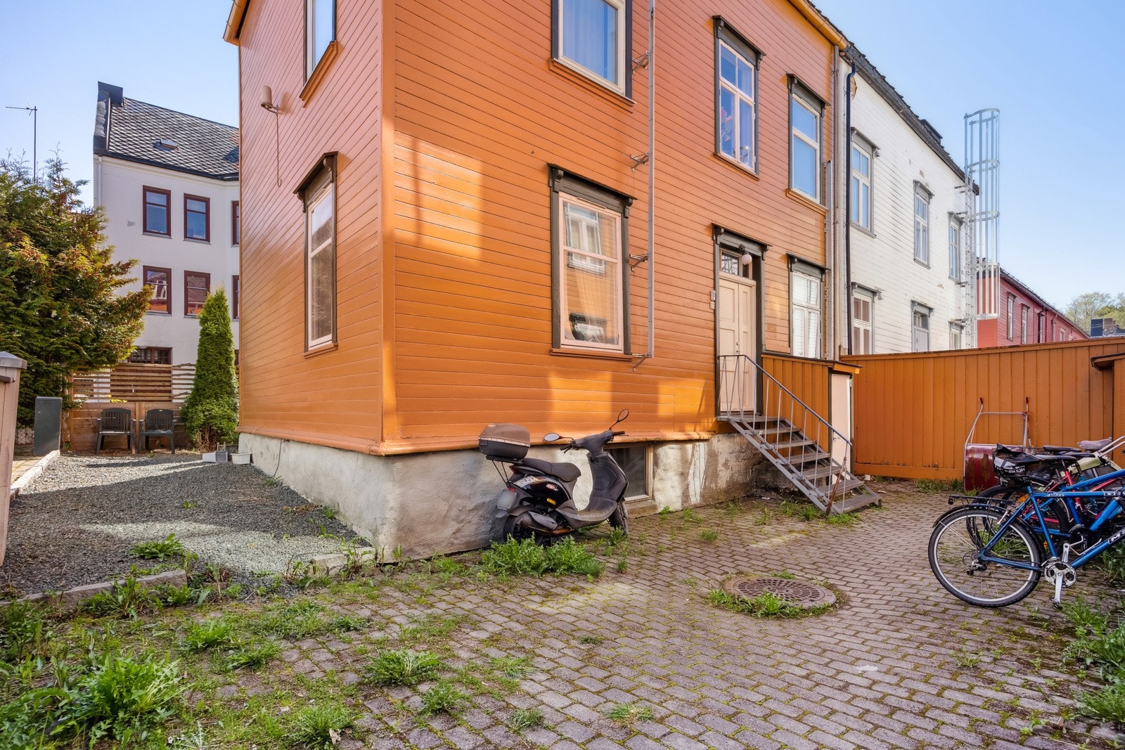 Opparbeidet bakgård med teglstein og plass til å sette ifra seg sykkelen. Galleribilde