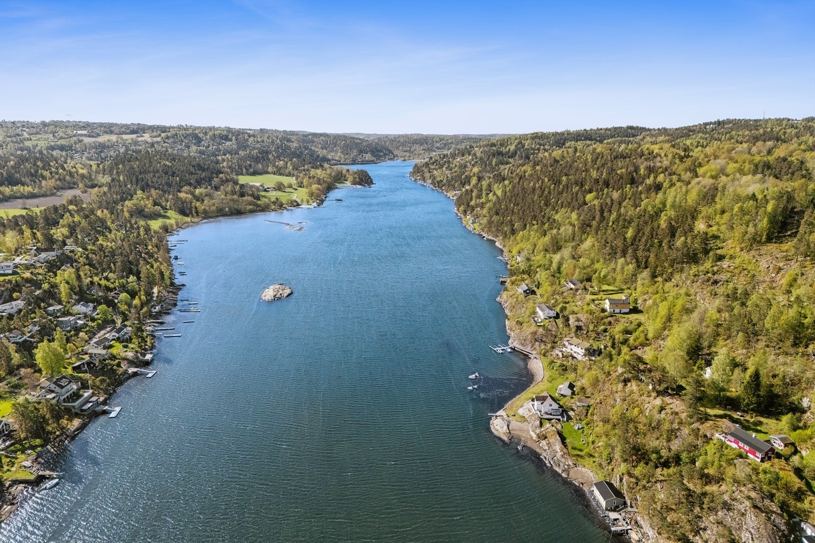 Eiendommen ligger storslått og fritt til med nydelige utsiktsforhold mot fjorden. Her kan du virkelig nyte sommeridyll utenom det vanlige. Galleribilde