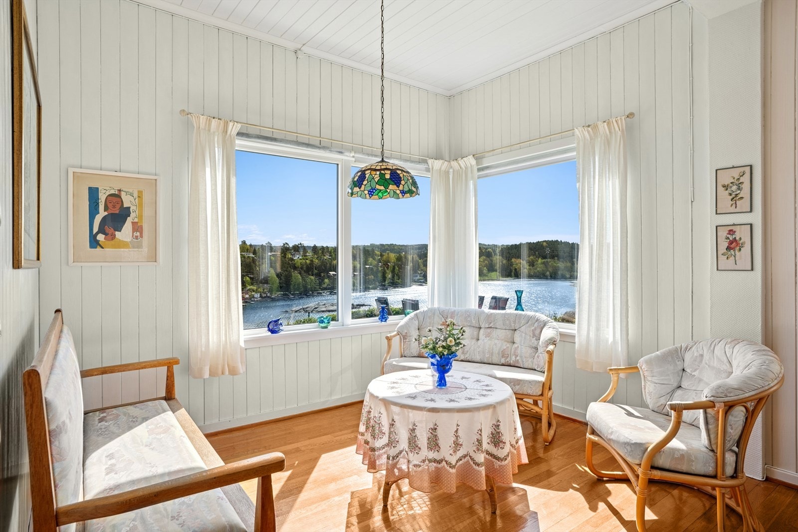 Stuen har lyse overflater og mange vinduer som virkelig slipper utsikten inn i rommet. Galleribilde