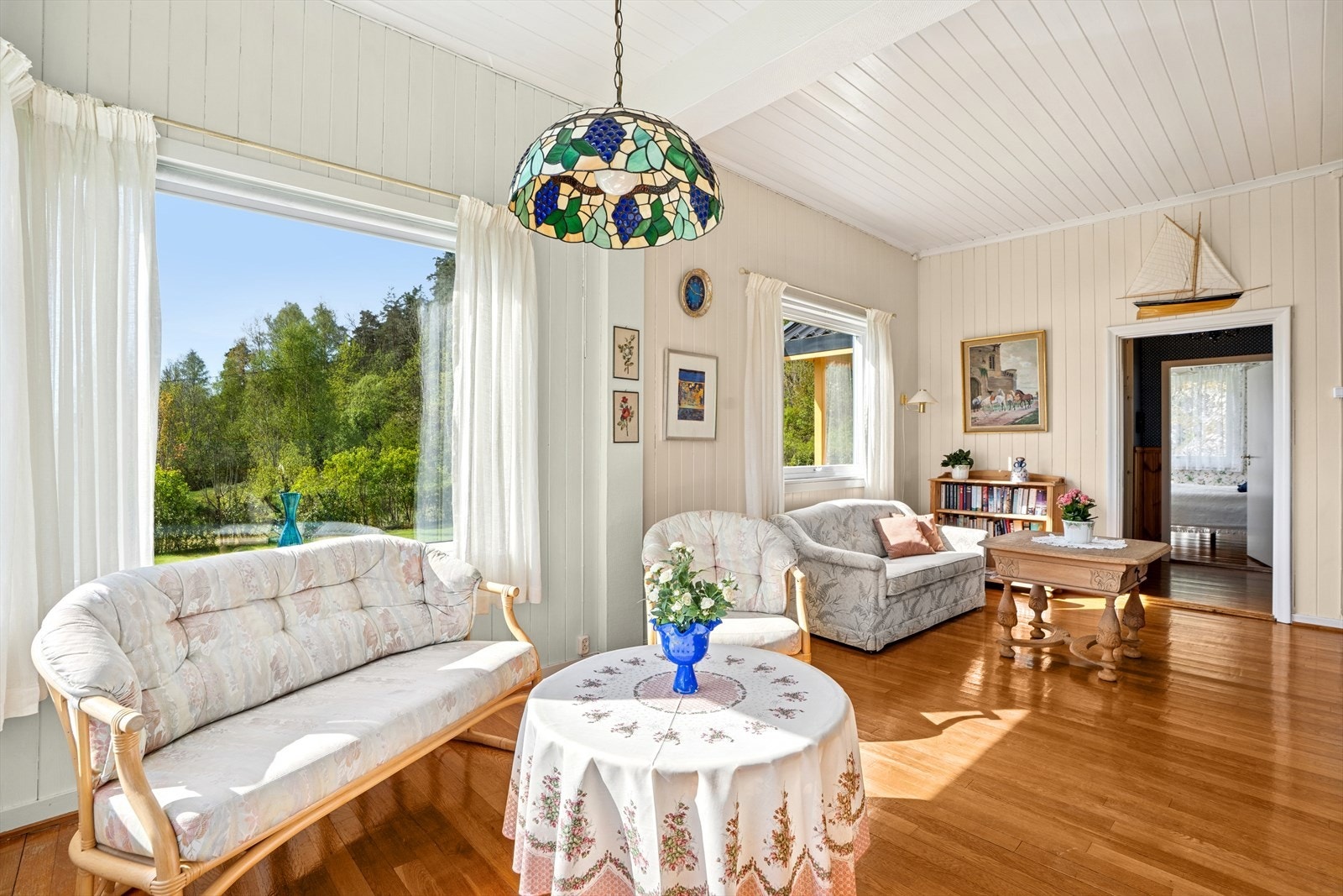 Dette er virkelig et trivelig allrom der familien kan samles for kos og hygge etter en lang dag ute i naturen. Galleribilde