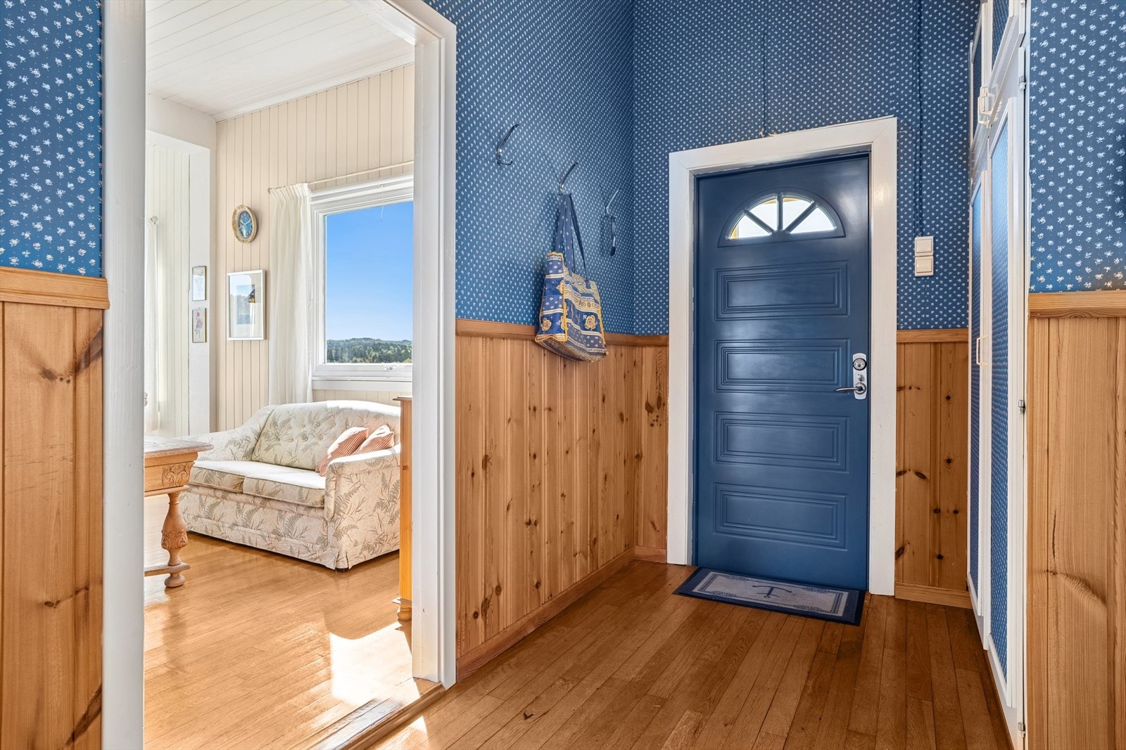 Vi ønsker deg velkommen inn i en trivelig entré der du har plass til å henge fra deg yttertøyet. Galleribilde